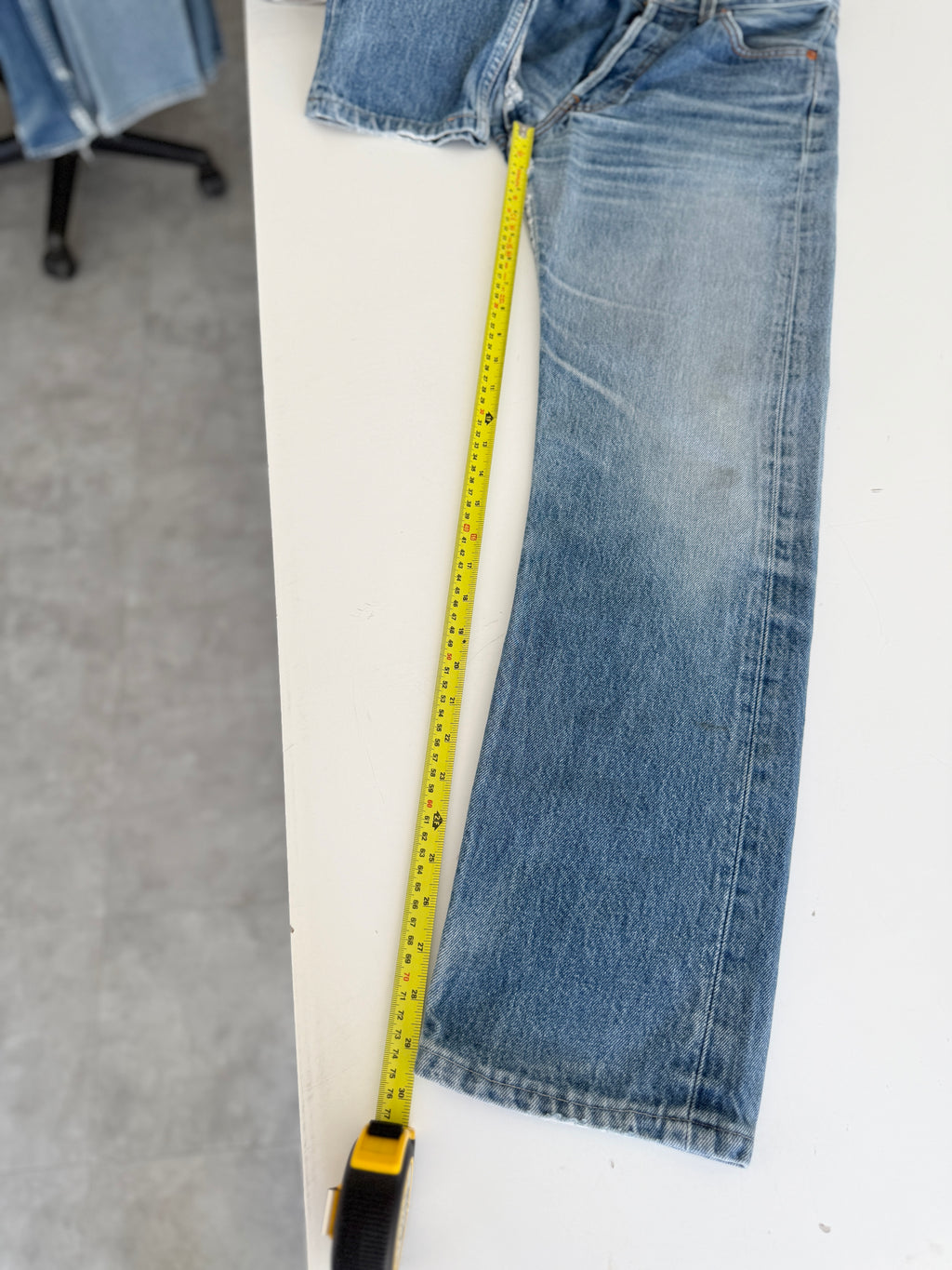 W27 L29 vintage Levis 501 26/27” measured medium faded blue denim 90’s 501s