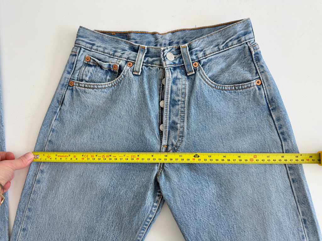 W26 L30 vintage Levis 501 25/26” measured waist medium blue 501s made in 90s