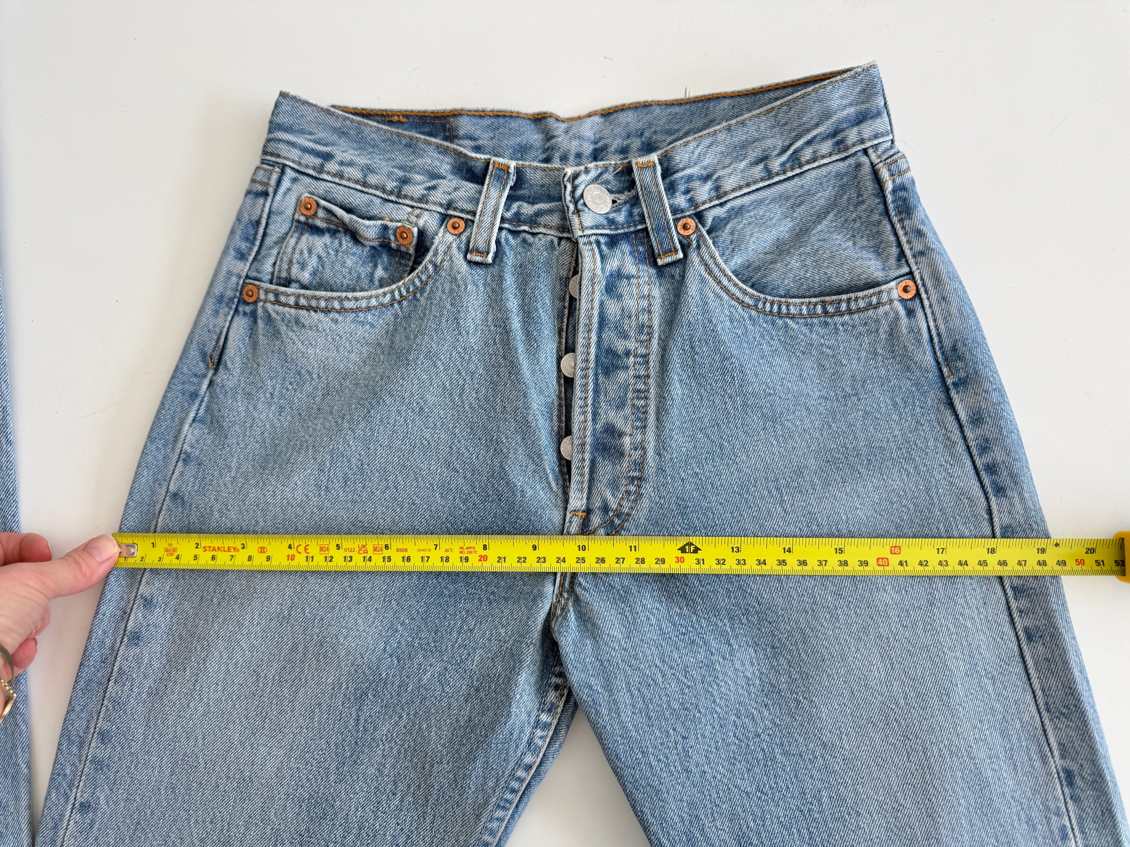 W26 L30 vintage Levis 501 25/26” measured waist medium blue 501s made in 90s