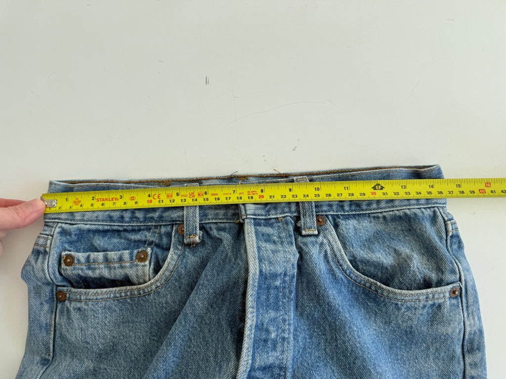 W28 L26 vintage Levis 501 26/28” measured medium faded blue denim 80s Levi’s USA 501s