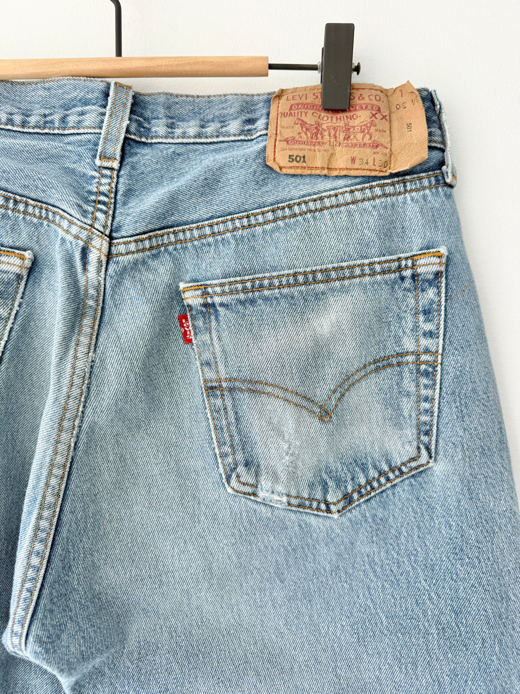 W32 L29 vintage Levis 501 31/32” measured medium blue denim Y2K Levi’s 501s wallet mark