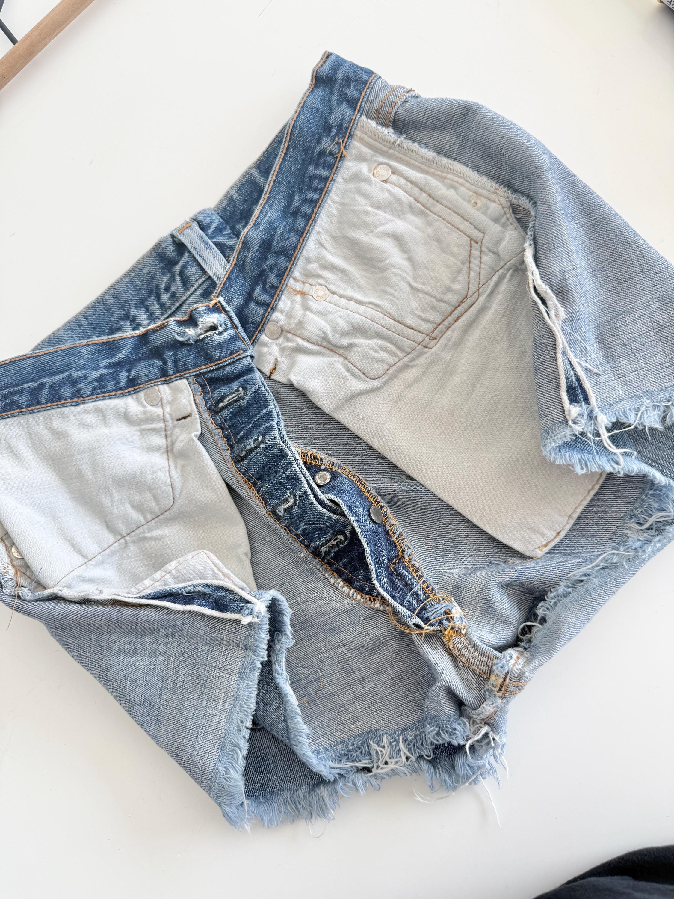 W27 selvedge Levis 501 vintage shorts 26-28” measured waist medium faded blue made in USA 70/80s