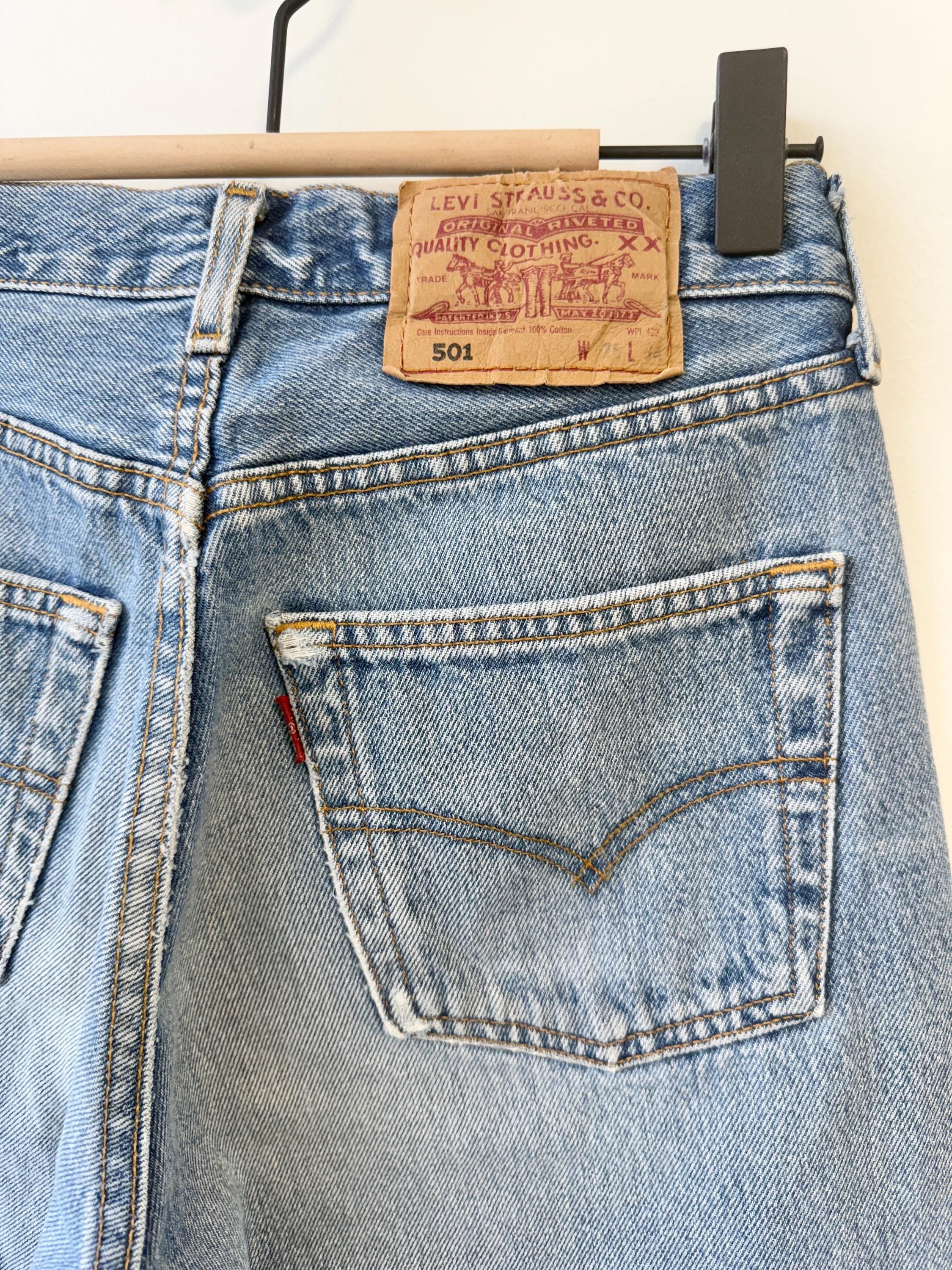 Levis 501 vintage w25 L32 medium faded whiskers blue made in Spain 501s straight leg jeans 501 25” waist (januk)