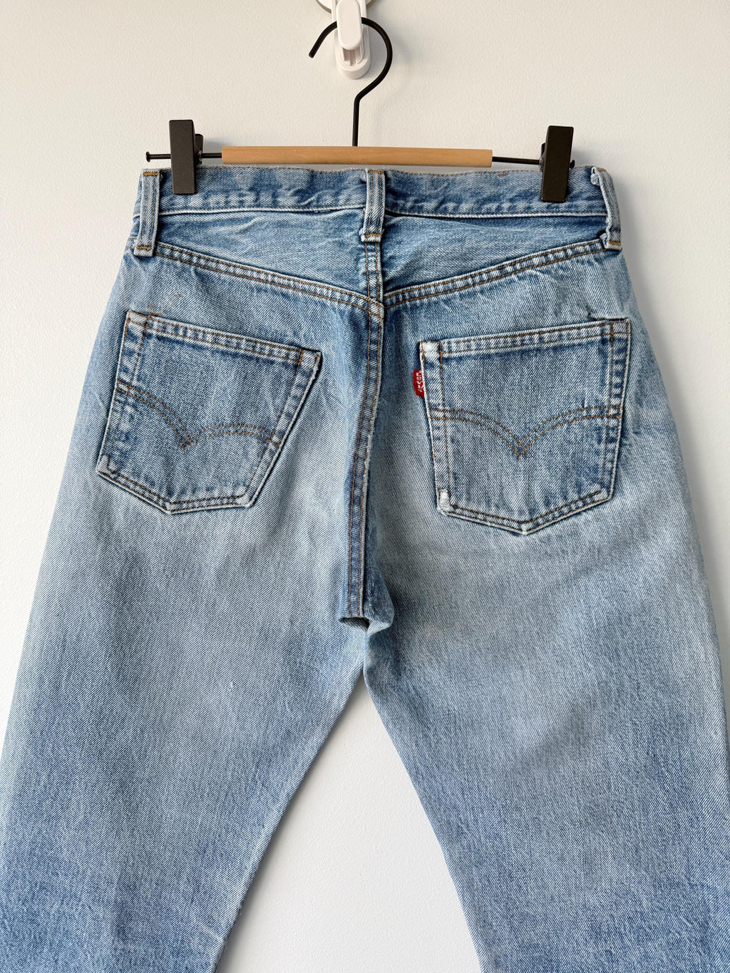W26 L27 selvedge red line vintage Levis 501 25-26” measured waist dark raw blue faded made in USA 70s