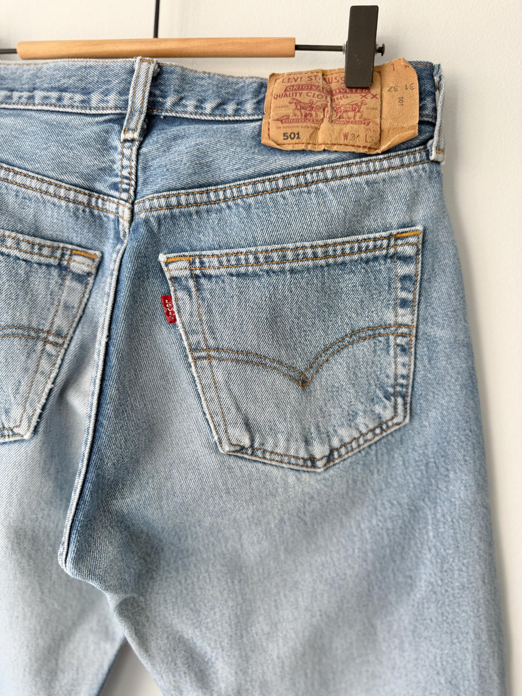 W29 L30 vintage Levis 501 28-29” measured waist faded medium blue made in y2k