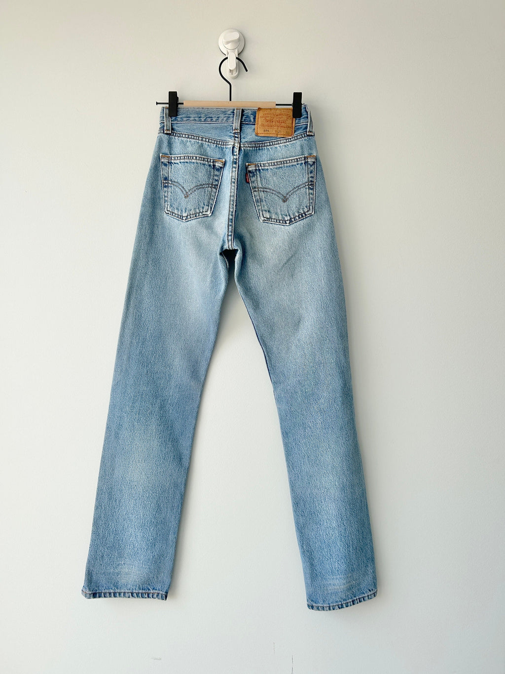 Levis 501 vintage w23 L31 Levi’s medium faded blue made in USA 90s straight leg 501 vintage Levi’s 501 for women