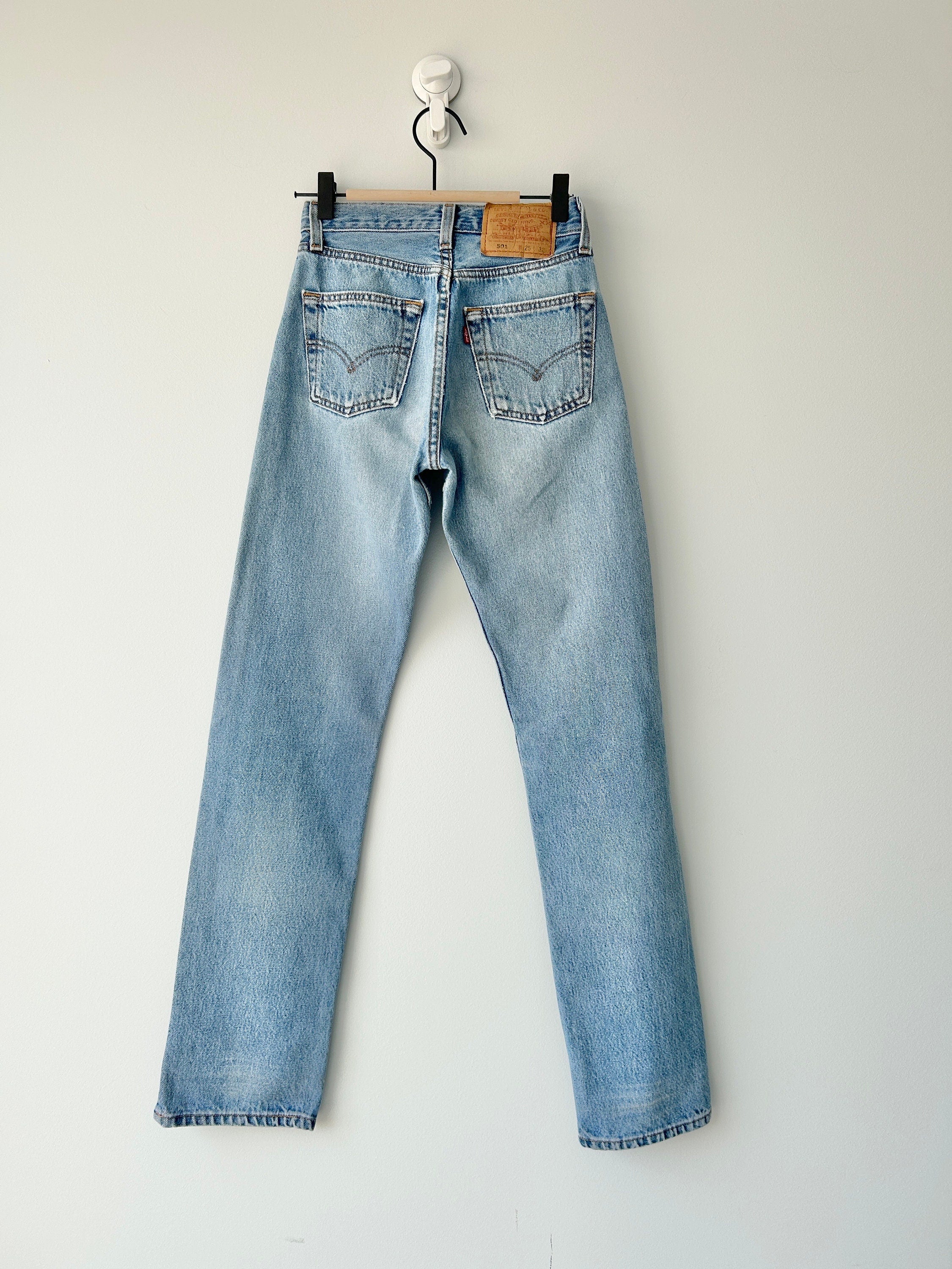 Levis 501 vintage w23 L31 Levi’s medium faded blue made in USA 90s straight leg 501 vintage Levi’s 501 for women