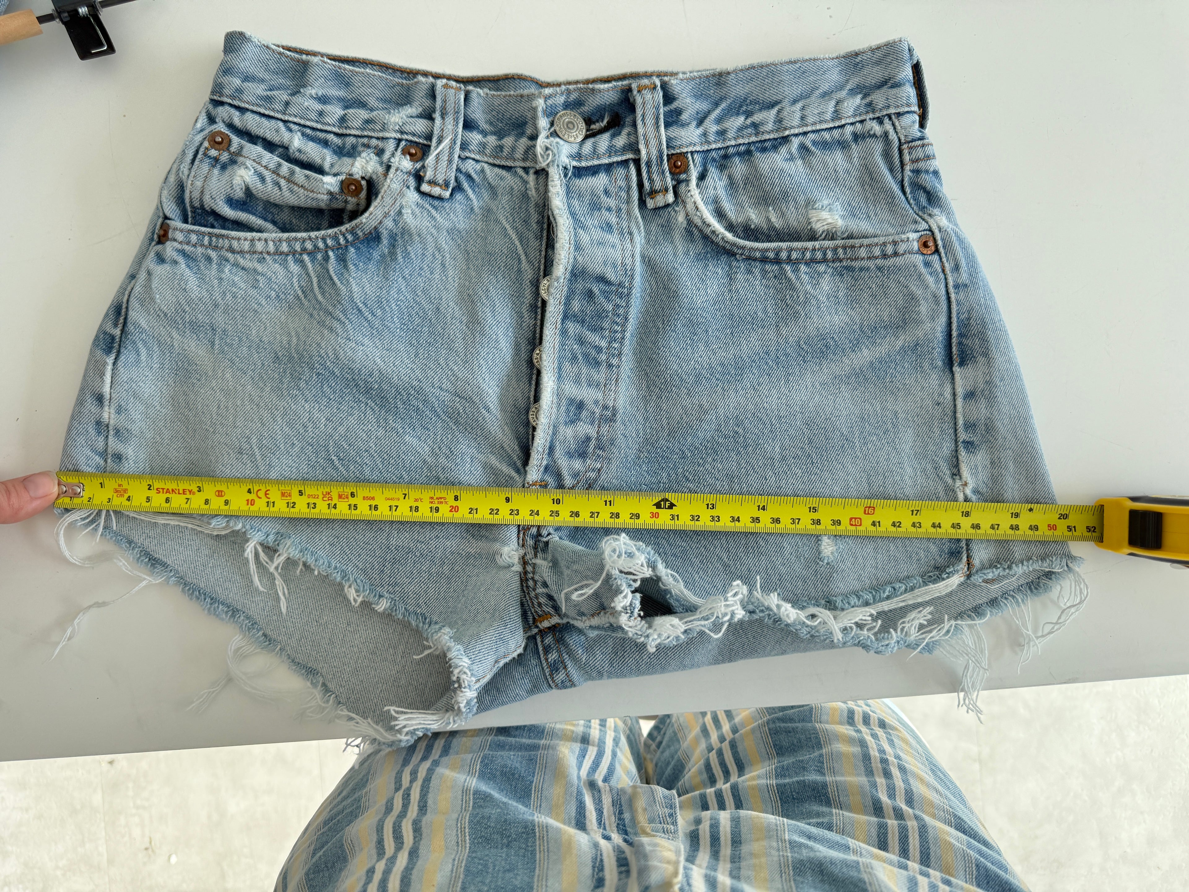 W27 Selvedge vintage Levis 501 26/27” measured waist light faded blue 70s 501s selvedge Levi’s made in USA