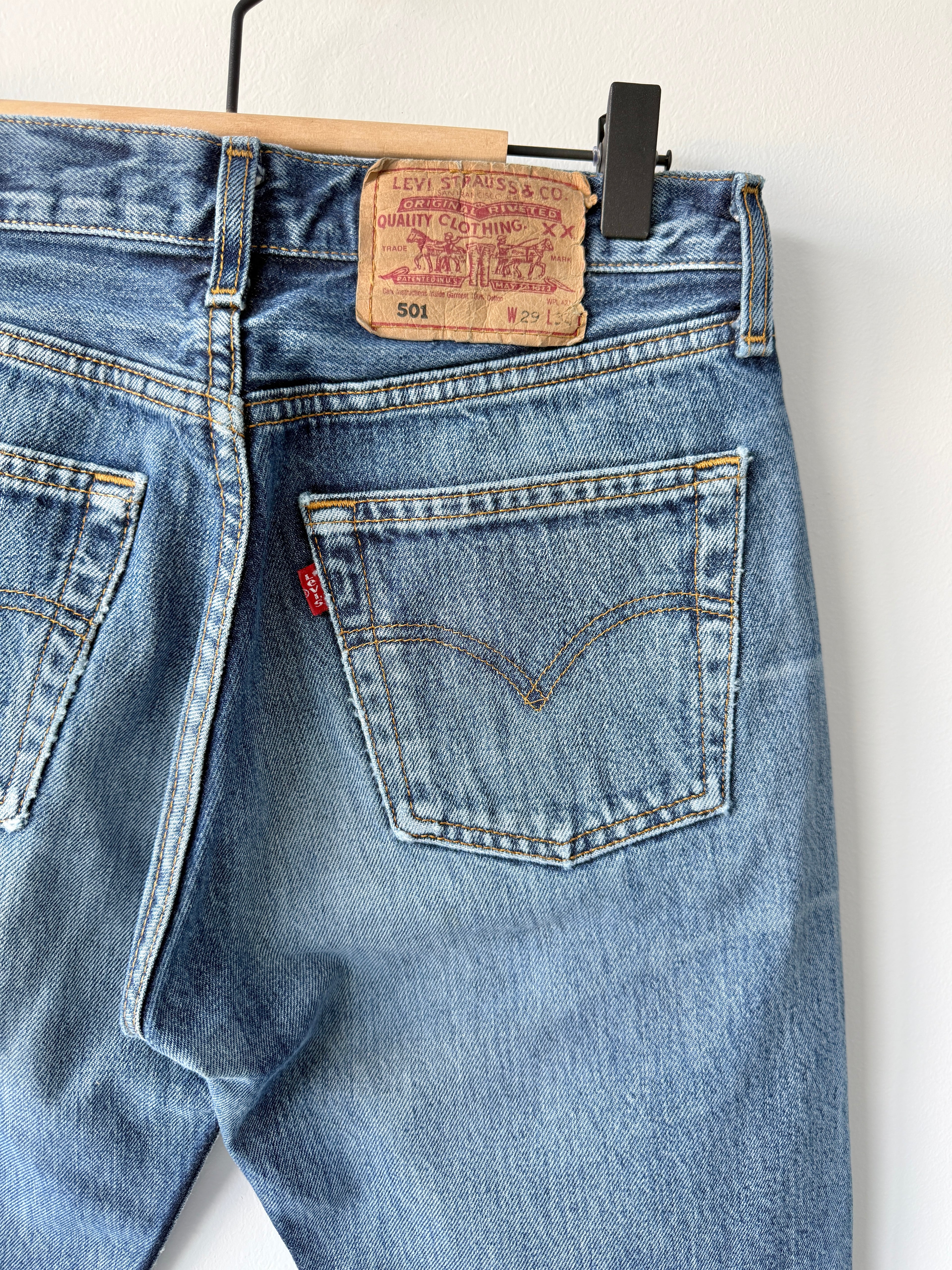W27 L33 vintage Levis 501 27” measured medium blue denim 90s 501s