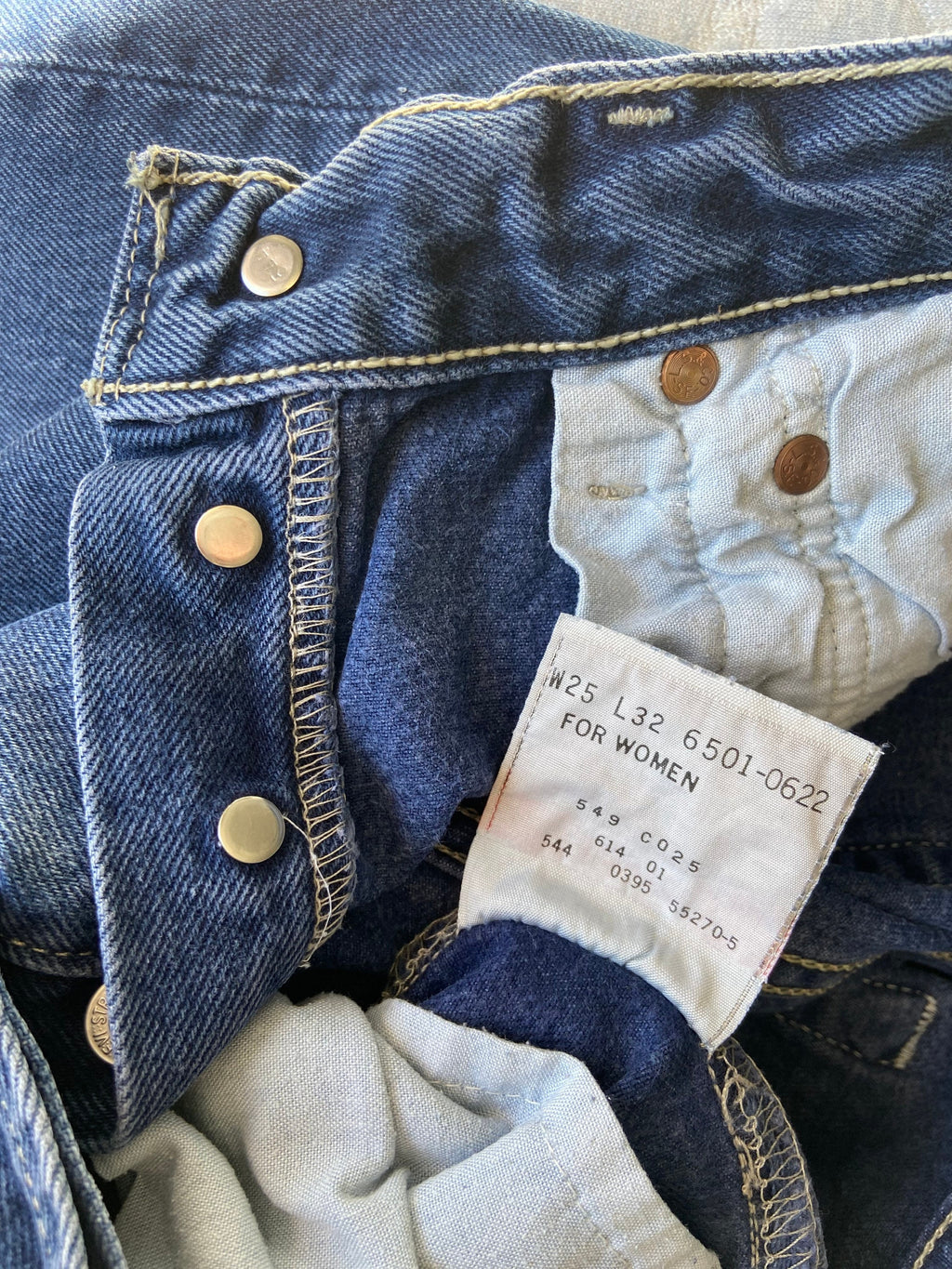 w23 L31 Vintage levis 501 made in USA tag for women vintage 501s 90s Levi’s 501