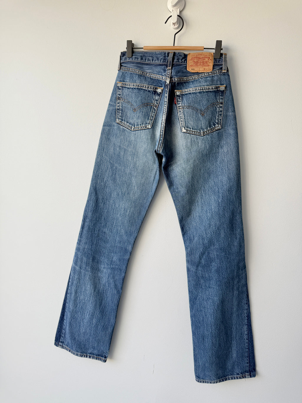 W27 L32 vintage Levis 501 26-27” measured dark blue denim made in 90s flare