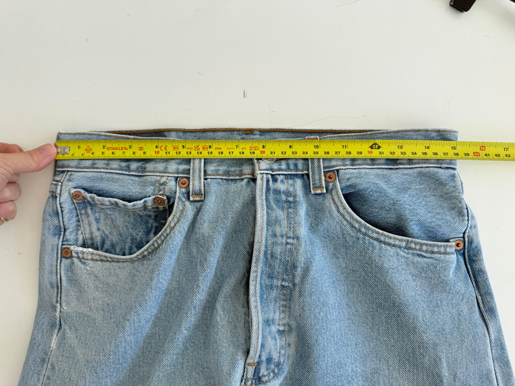 W29 L29 vintage Levis 501s 28/29” measured light blue fade denim 90s 501s