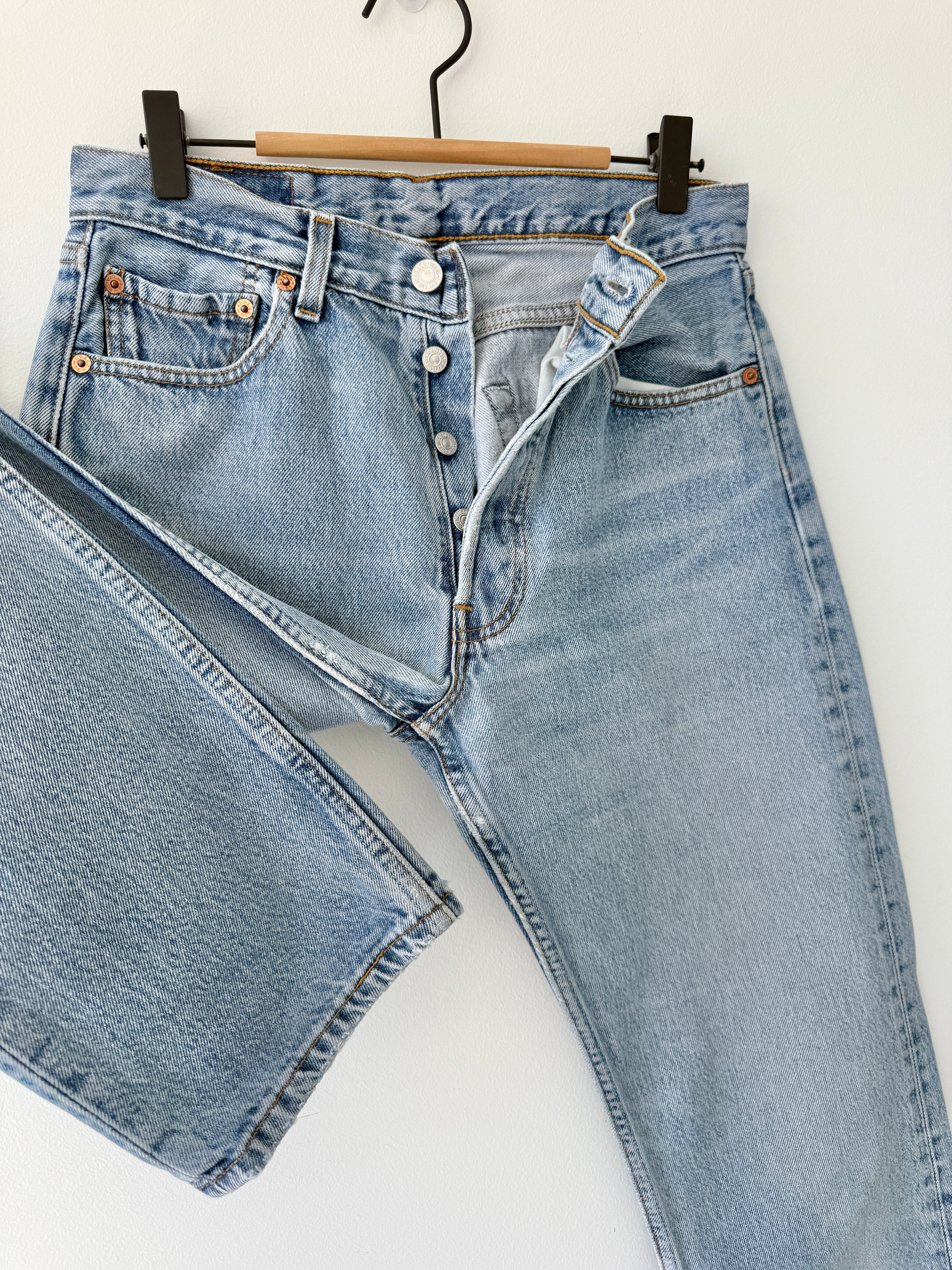 W27 L31 vintage Levis 501 27” measured waist light faded blue Y2K 501s