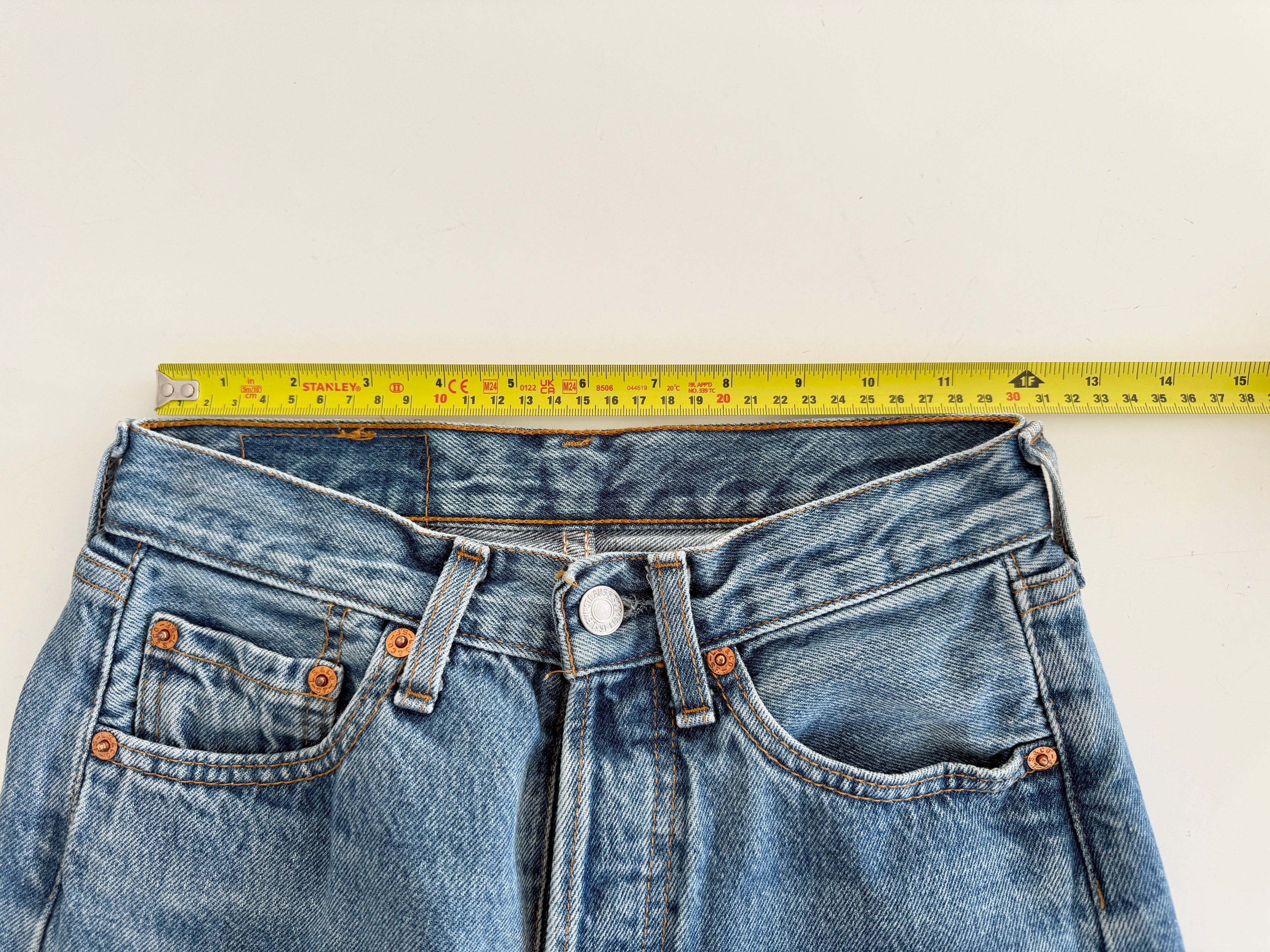 W24 L30 vintage Levis 501 23-24” medium blue 90s Levi’s 501s
