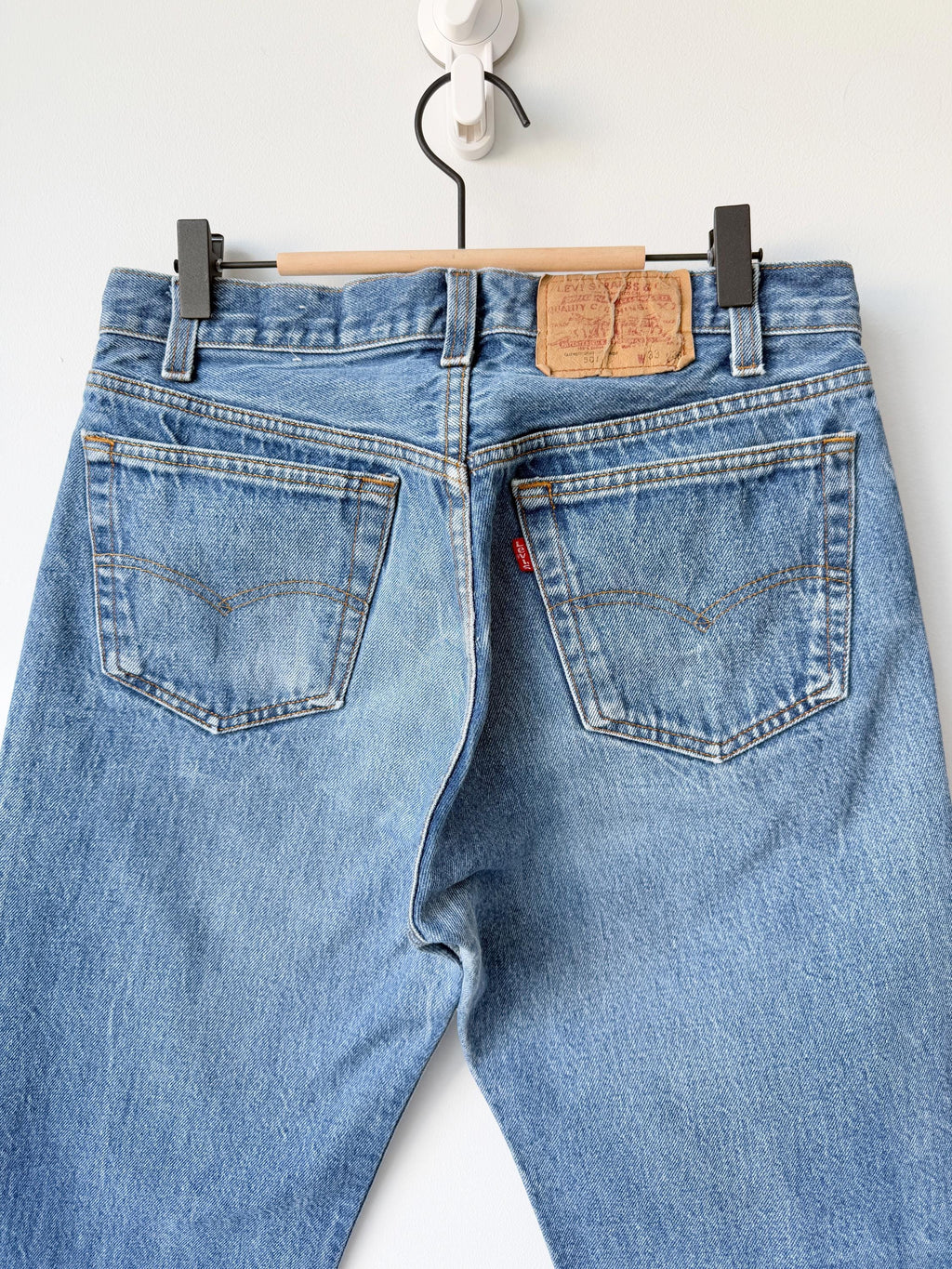 Levis 501s  vintage w30 L26 medium blue 501s made in USA 80s straight leg jeans 501 28”/30” waist