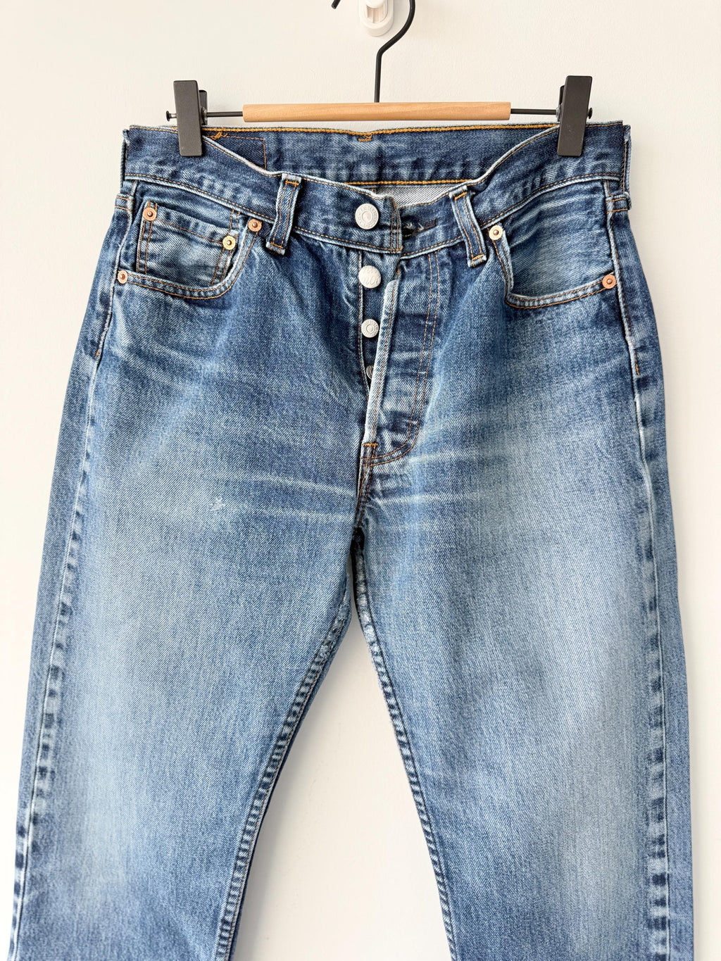 W28 L29 vintage Levis 501 27-28” measured dark raw blue faded denim made in Y2K