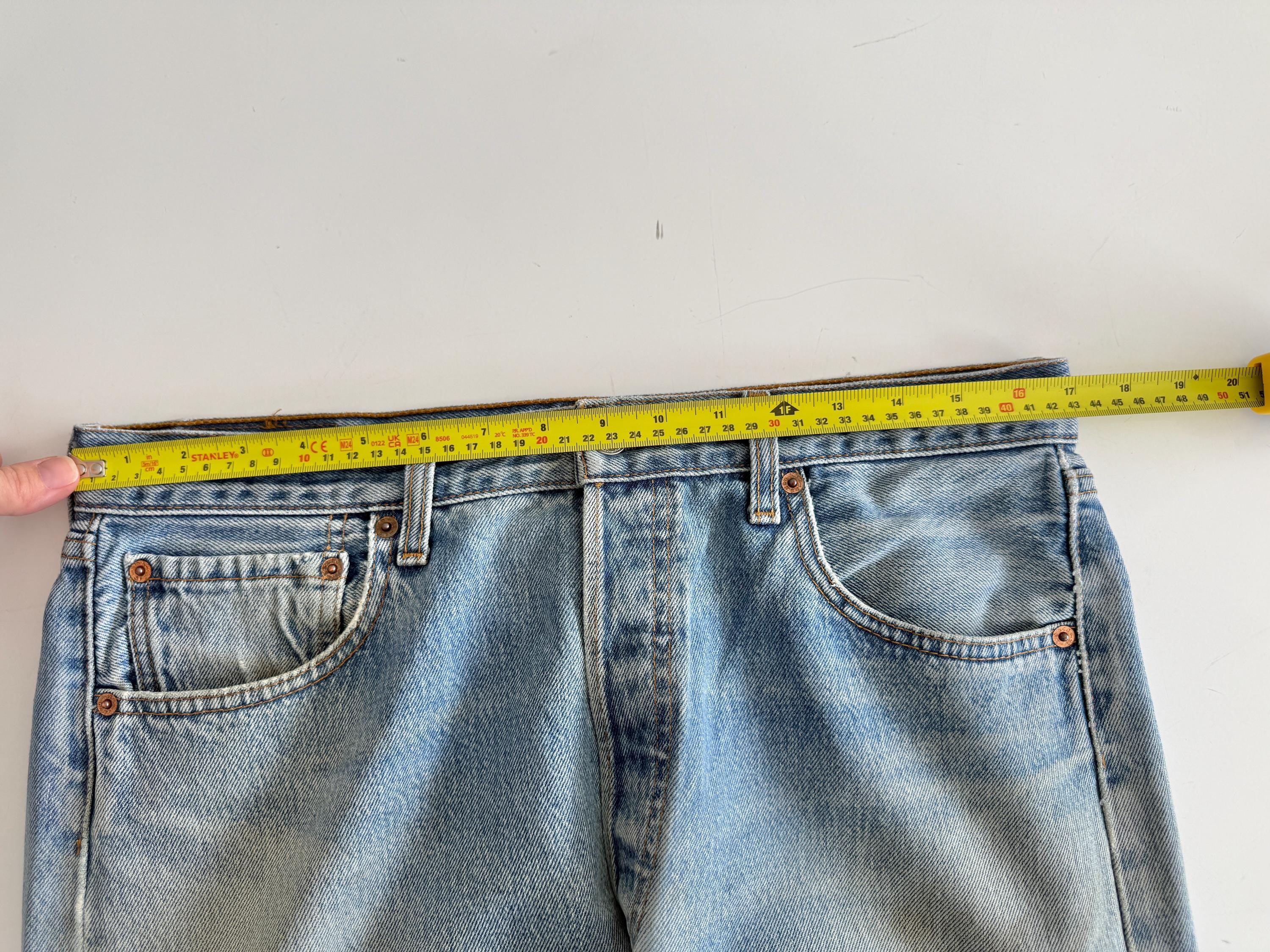 W33 L31 Levis 501 vintage 33” measured waist medium blue made in y2k