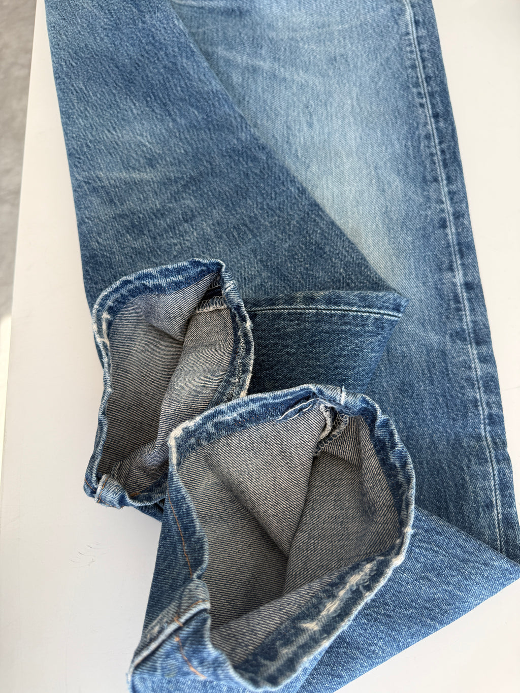 W31 L31 vintage Levis 501 31” measured waist dark blue whiskers Y2K 501s