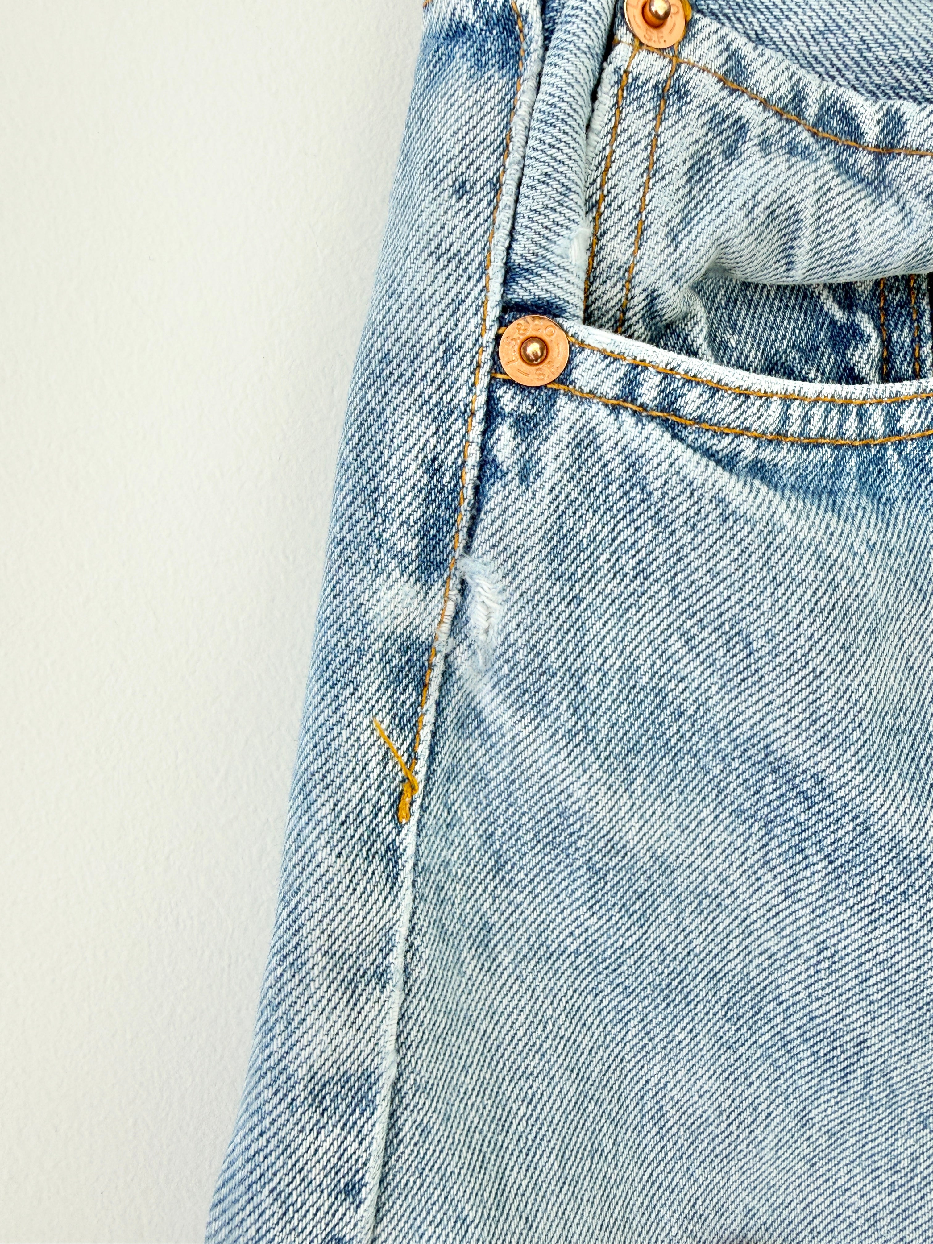 W28 L32 vintage Levis 501 27/28” measured light faded blue denim Levi’s 501s