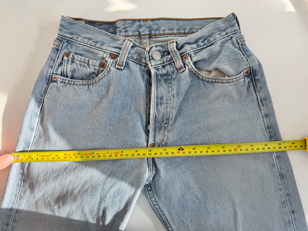 W25 L33 vintage Levis 501s 24/25” medium blue denim Levi’s 501s 90s USA