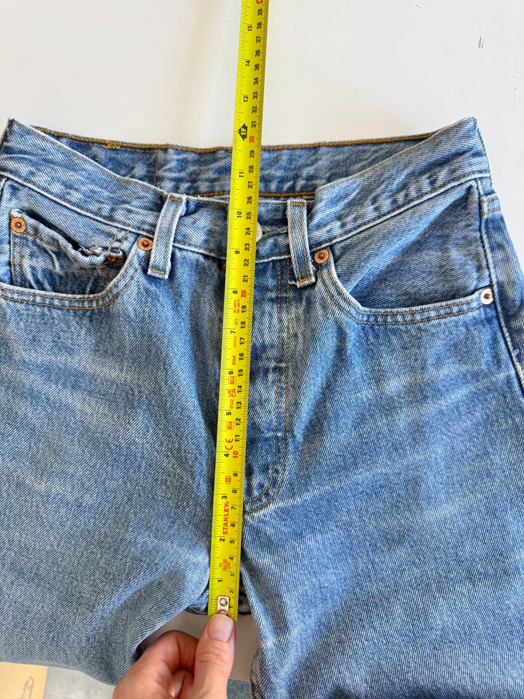 W25 L31 vintage Levis 501 medium blue 24/25” measured waist 501s 90s