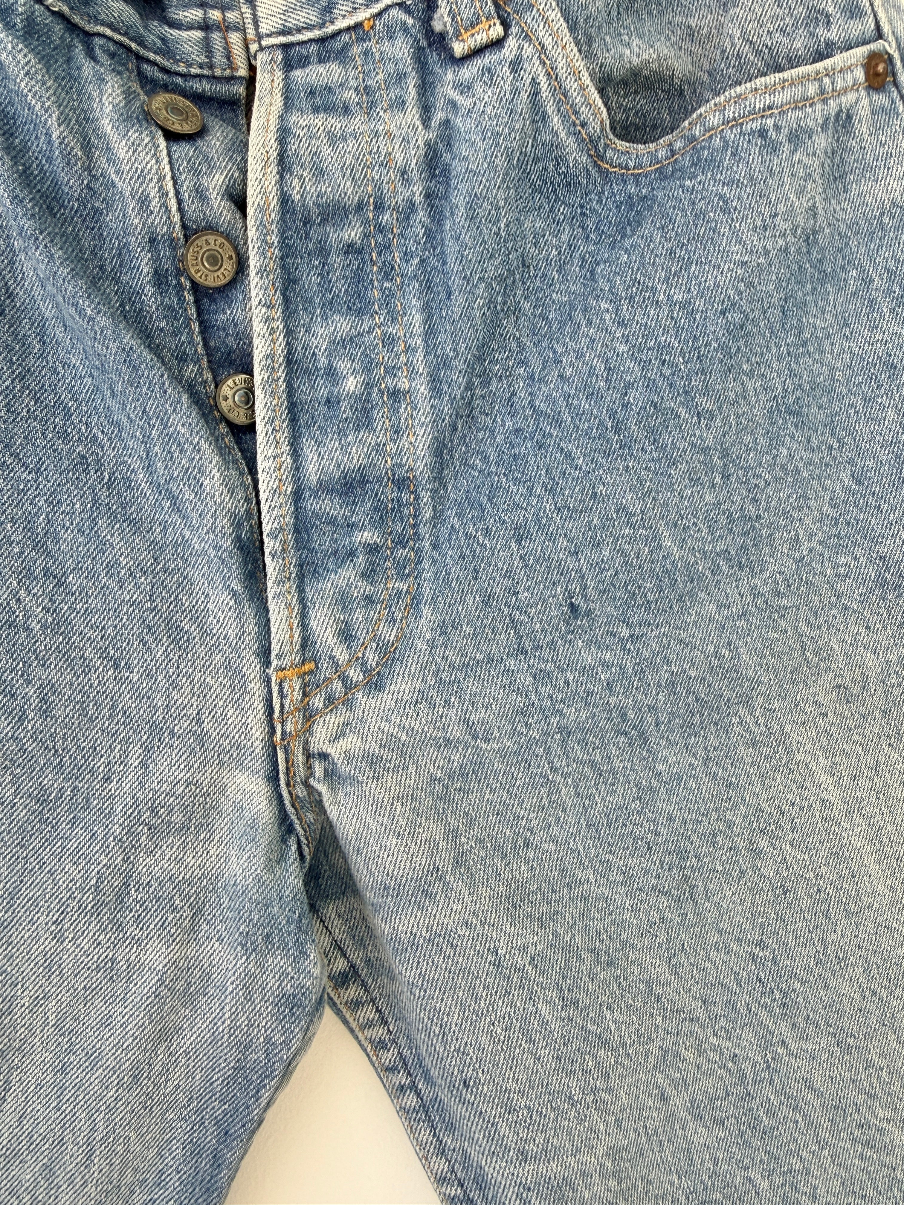 W28 L26 vintage Levis 501 26/28” measured medium faded blue denim 80s Levi’s USA 501s
