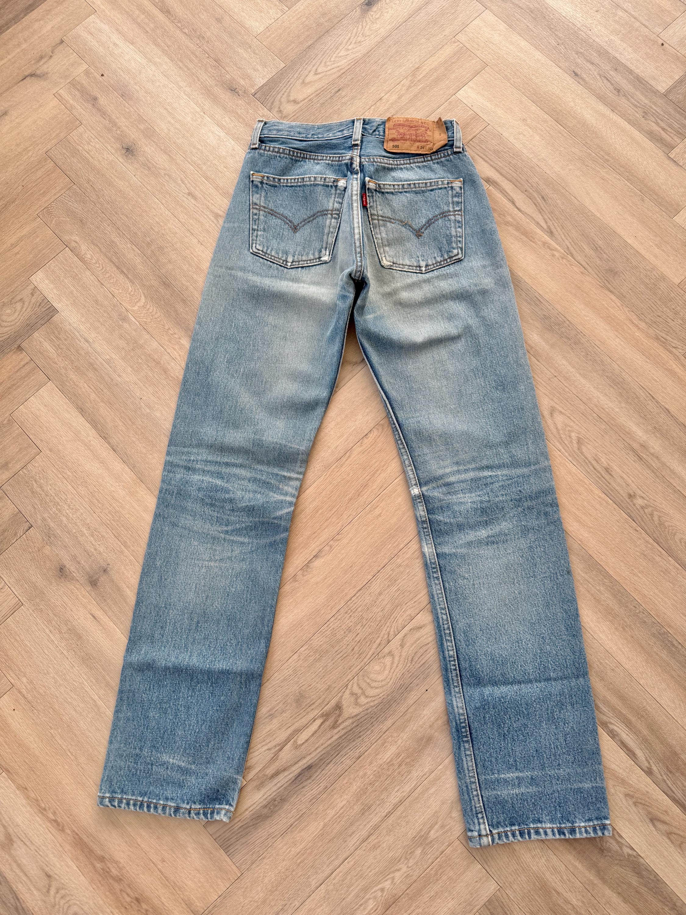 W25 L31 vintage Levis 501 24-25” measured medium blue made in 90s