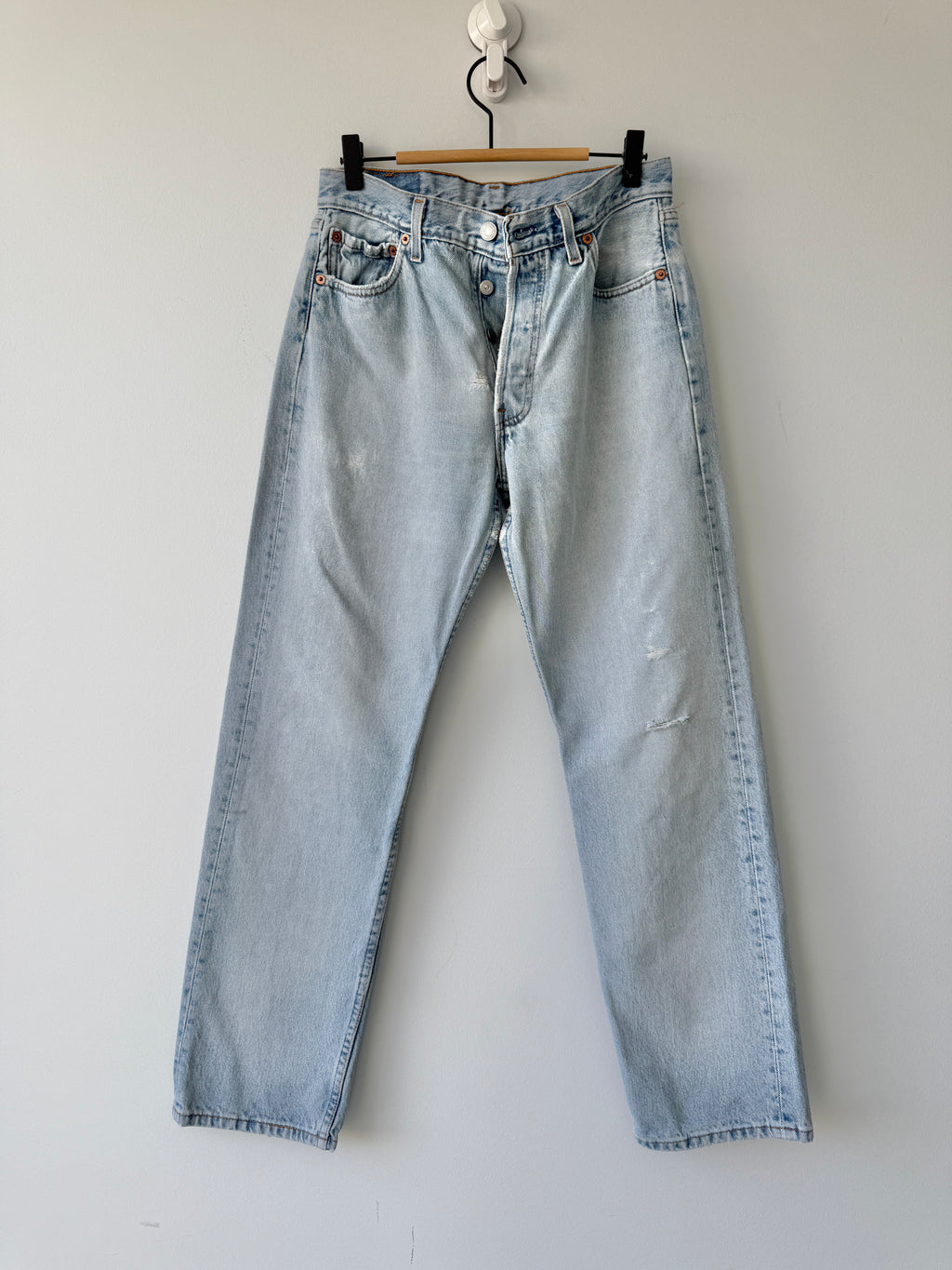 Distressed W28 L29 vintage Levis 501 27/28” measured light faded blue denim 90’s 501s USA student fit