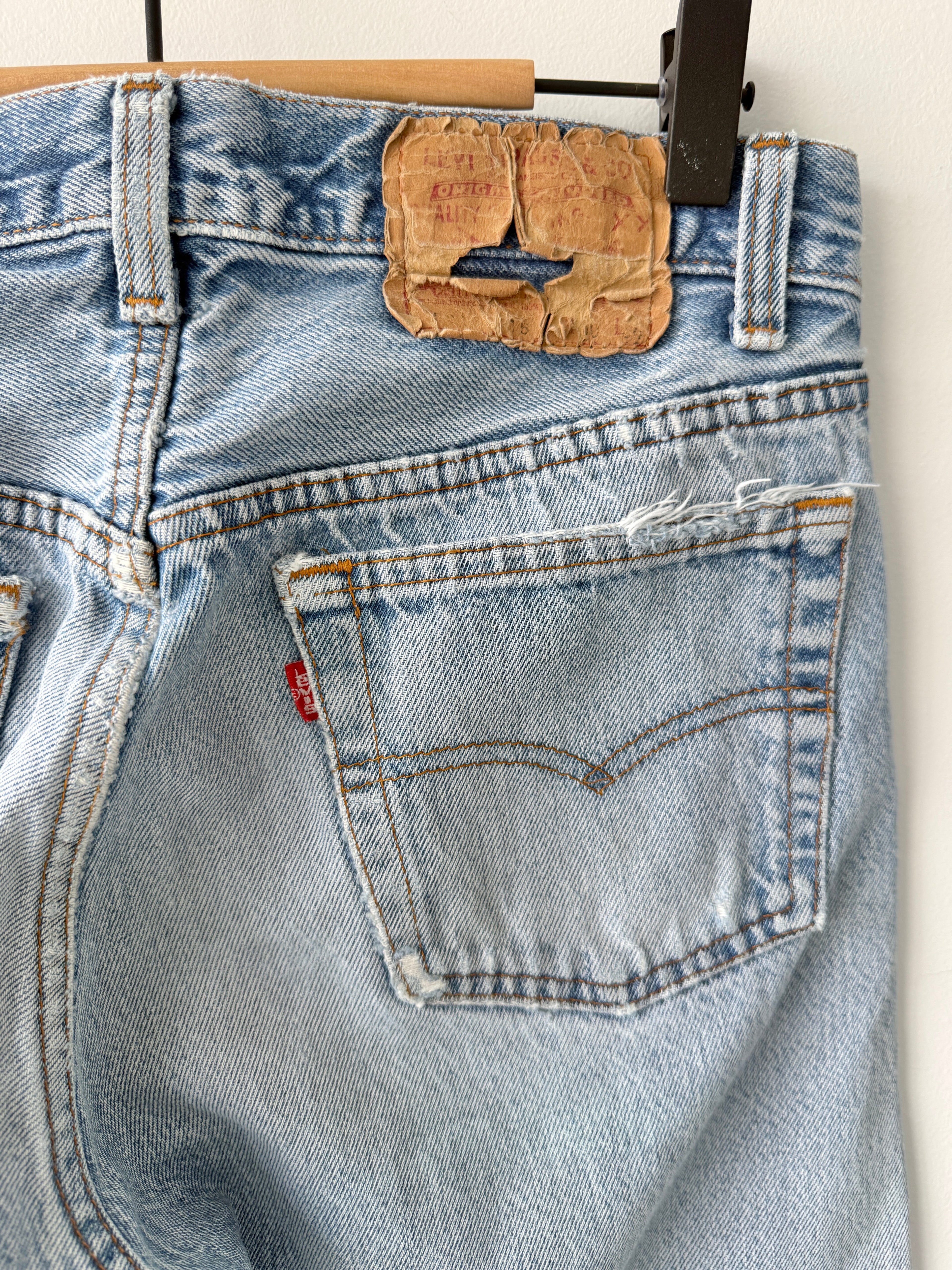 W28 L32 vintage Levis 501 27/28” measured medium light blue faded 80s USA Levi’s 501s golden buttons