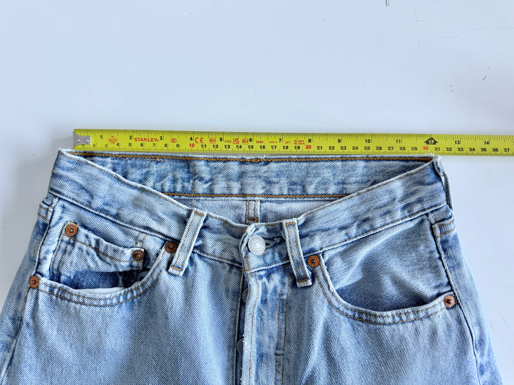 W25 L31 vintage Levis 501 24-25” measured light faded blue denim 90’s levi’s 501s