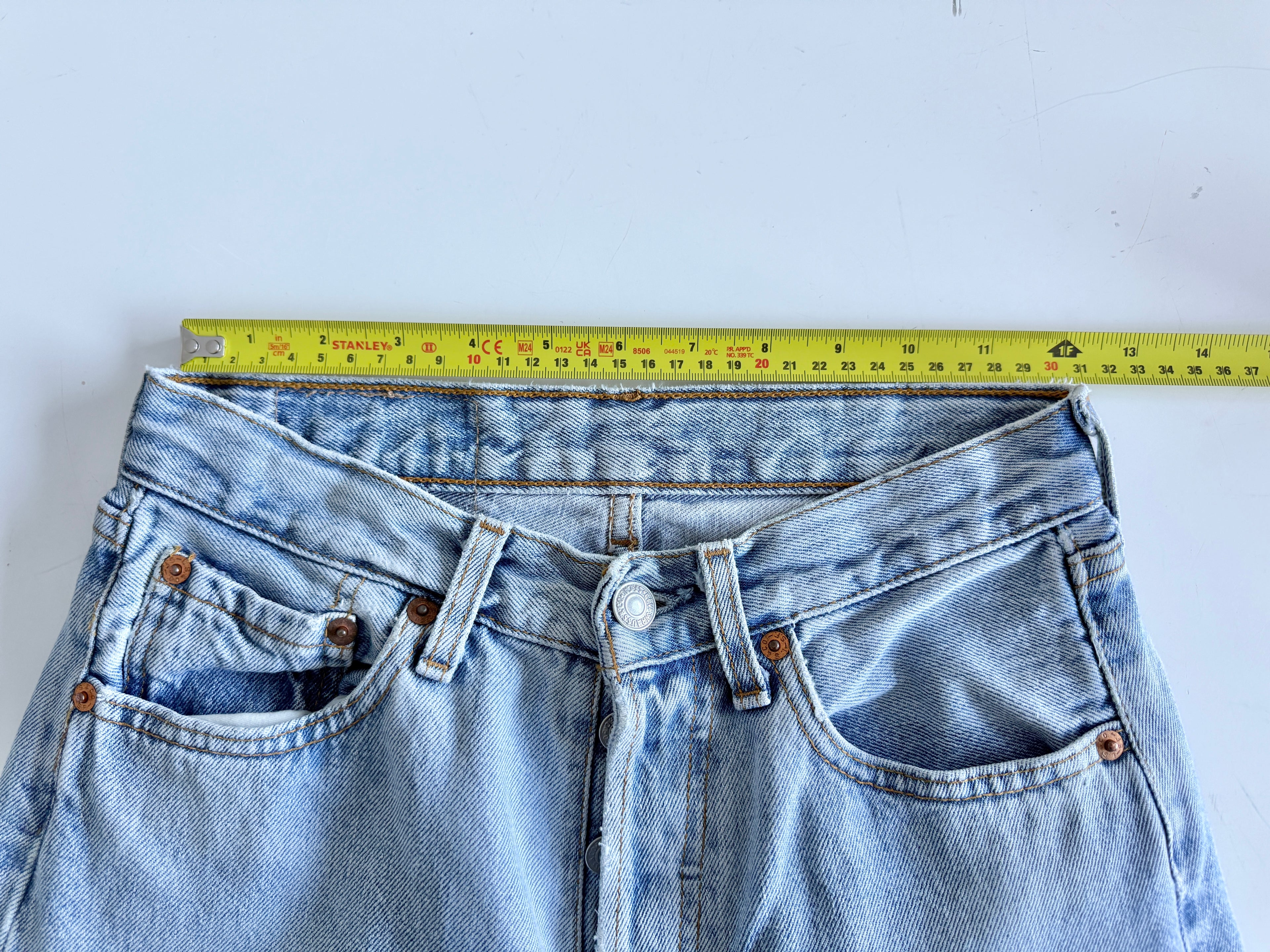 W25 L31 vintage Levis 501 24-25” measured light faded blue denim 90’s levi’s 501s