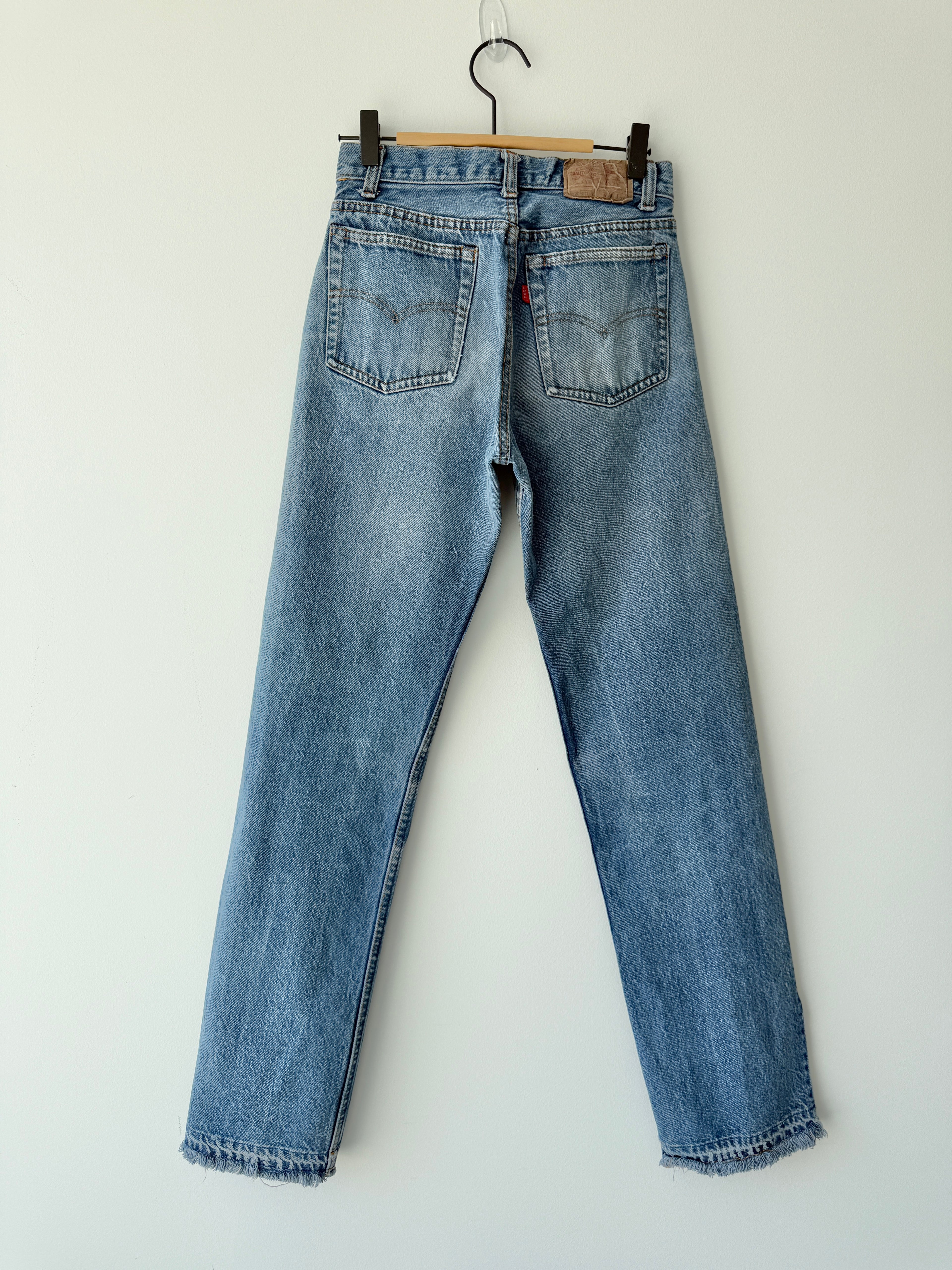 W25 L33 vintage Levis 701 25” measured waist medium blue faded  80s 701s made in USA