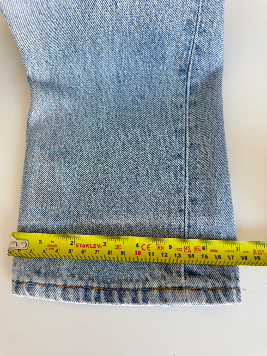 W25 L32 vintage Levis 501 medium light blue 24/25” measured waist 501s USA 90s for women tag