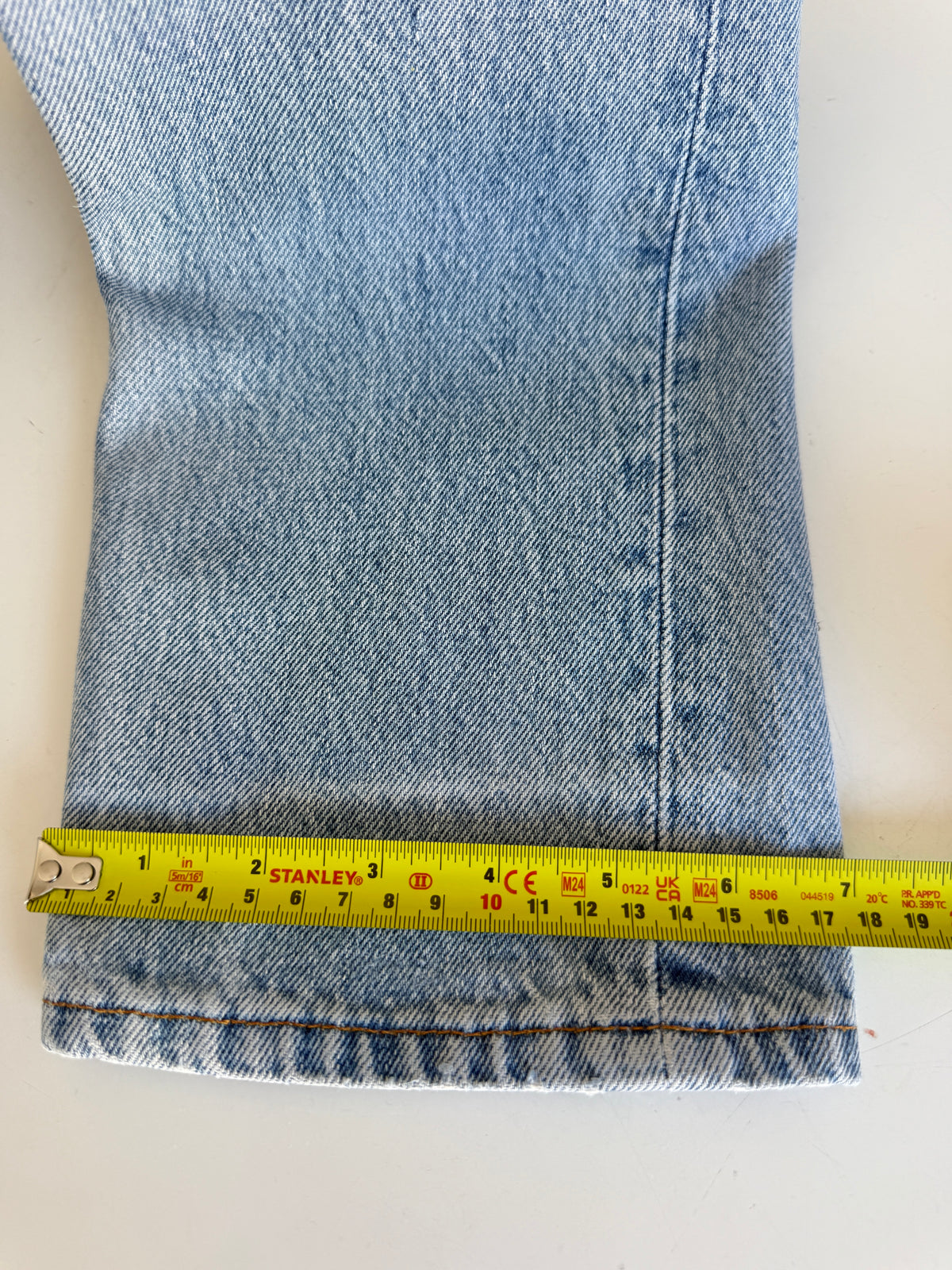 W25 L32 vintage Levis 501 medium light blue 24/25” measured waist 501s USA 90s for women tag