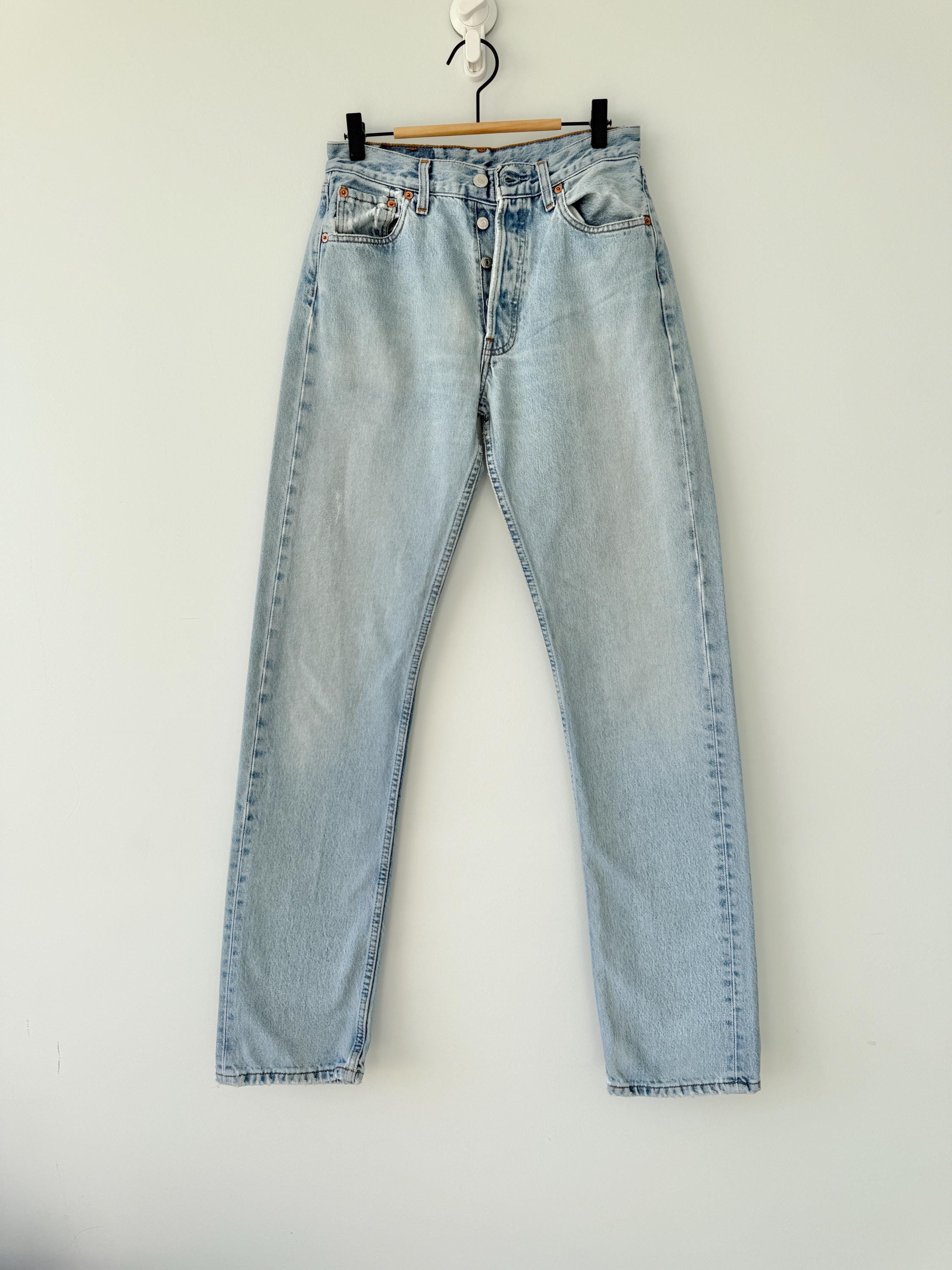 W27 L33 Levis 501 vintage 26-27” measured waist faded light blue made in 90s