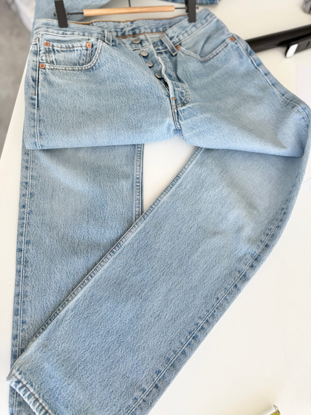 W29 L31 vintage Levis 501 27-28” light medium blue Y2K Levi’s 501s