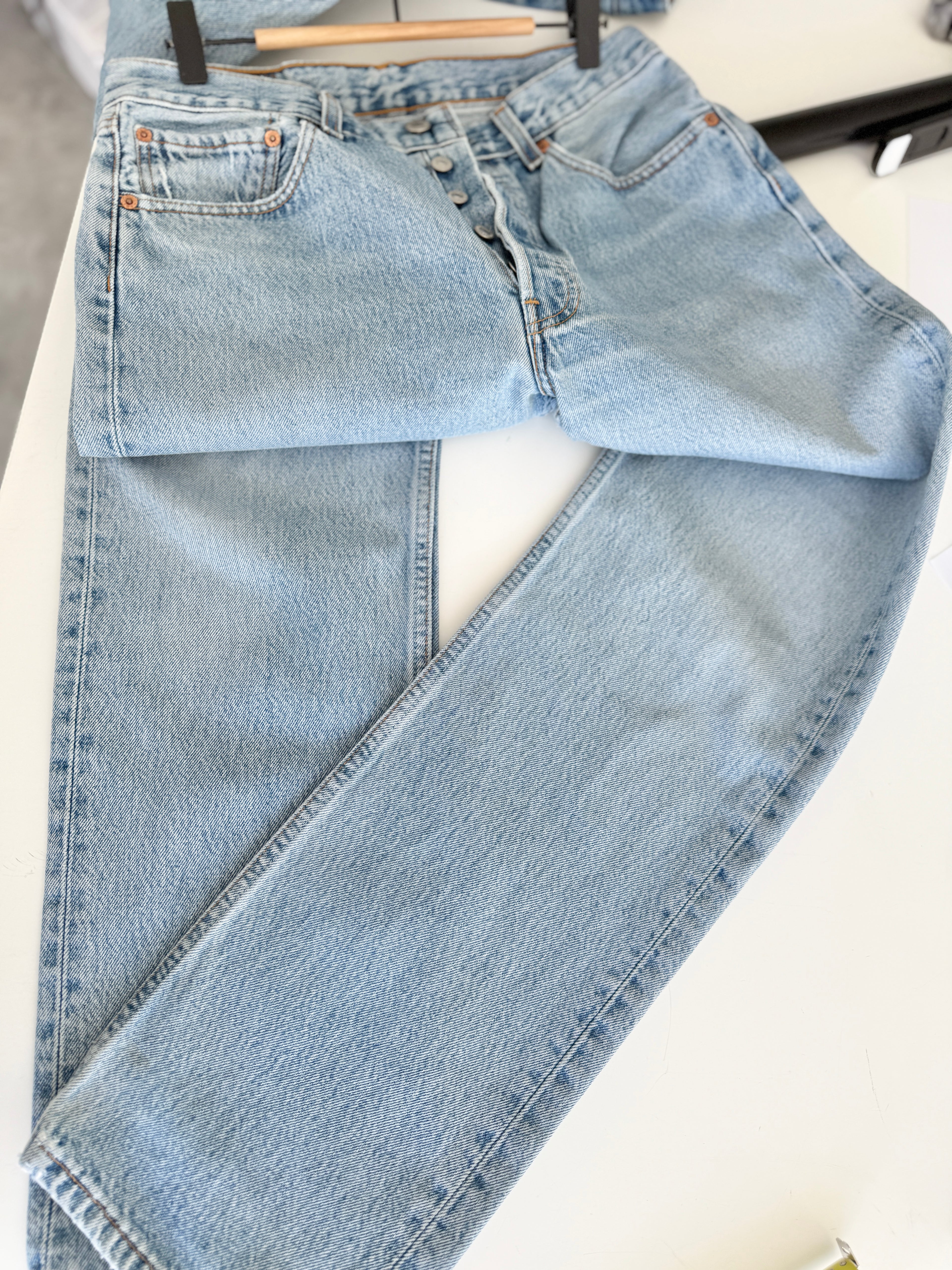 W29 L31 vintage Levis 501 27-28” light medium blue Y2K Levi’s 501s