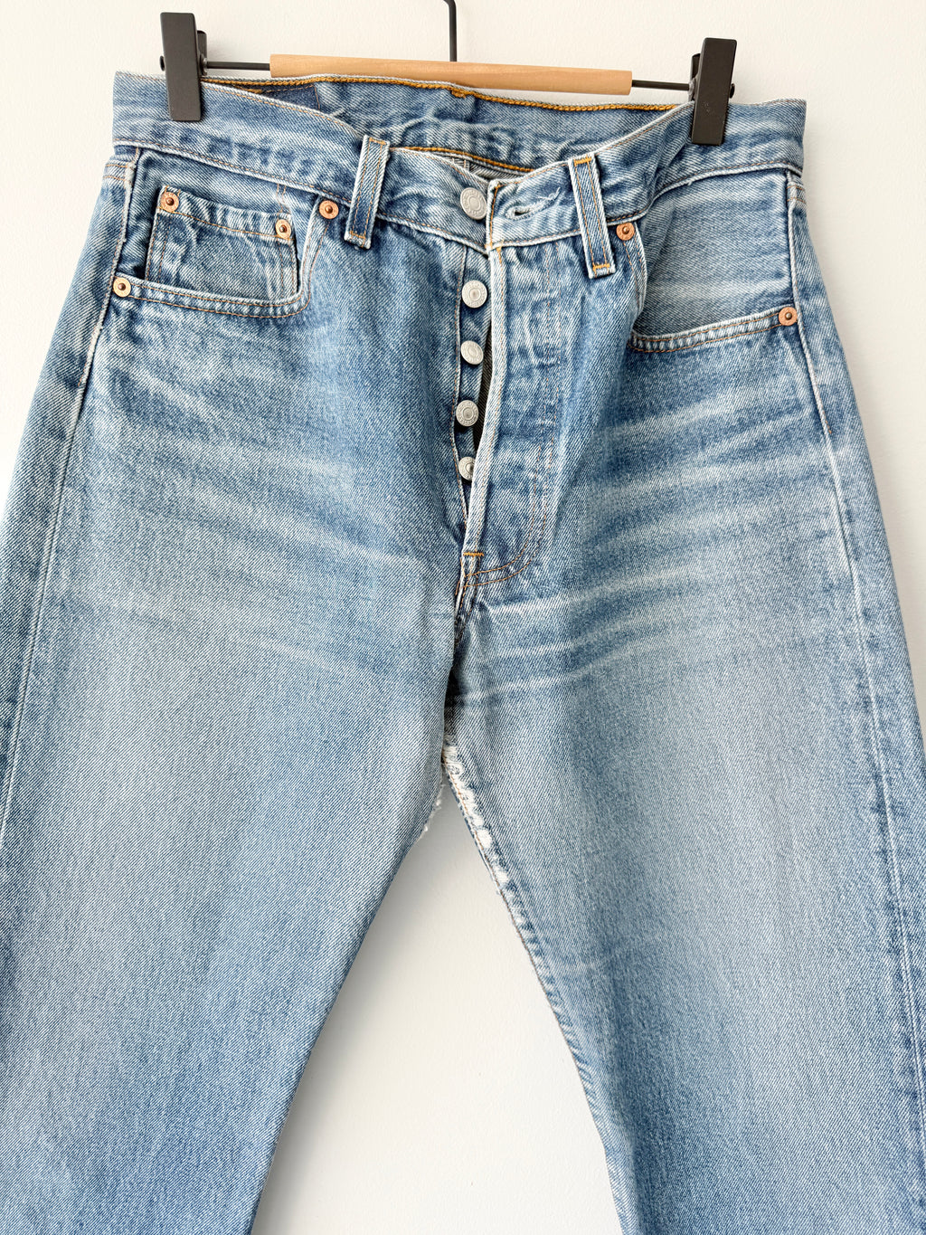W29 L27 vintage Levis 501s 28/29” medium blue whiskers fade denim Levi’s 501s 90s USA