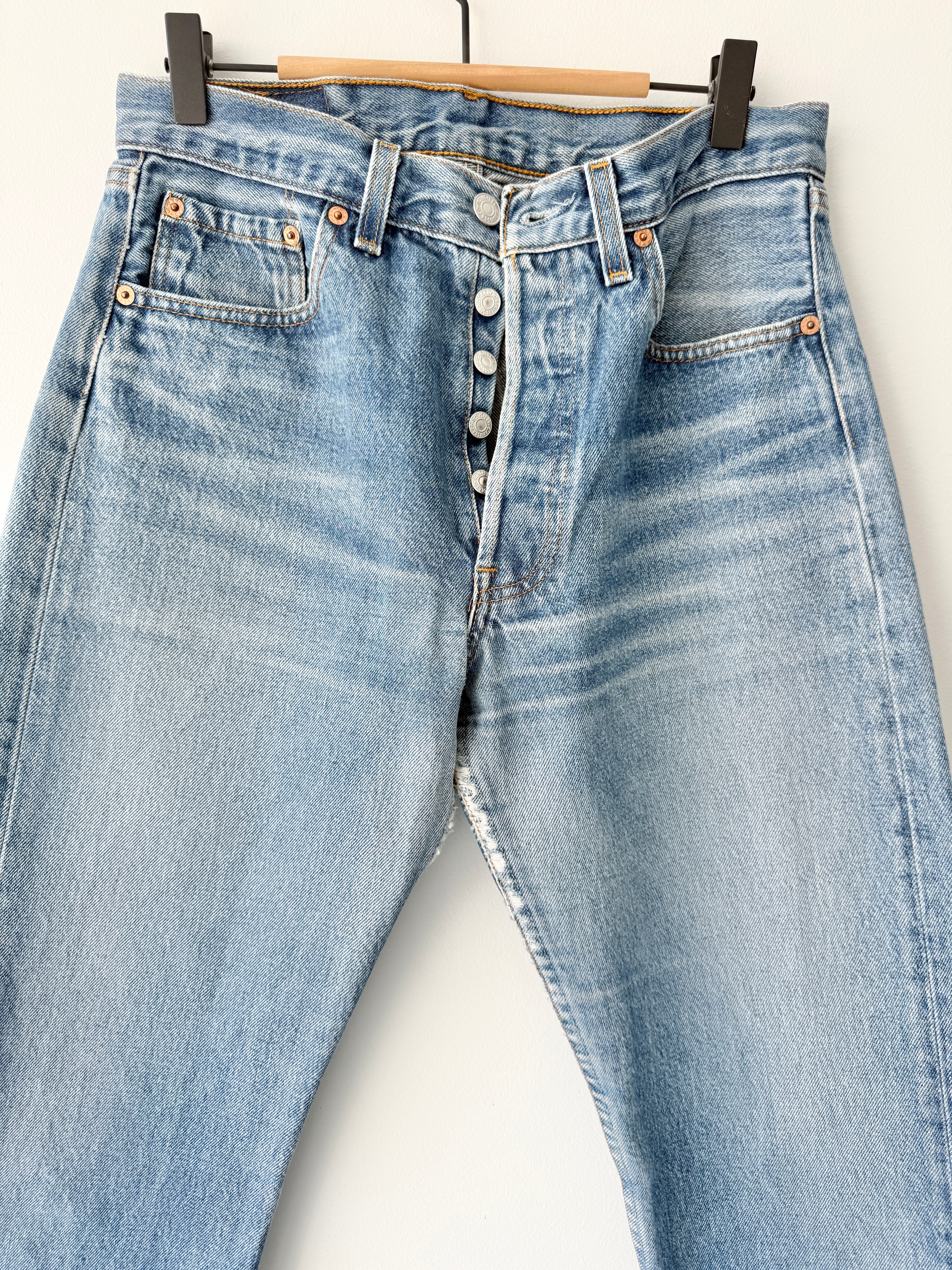 W29 L27 vintage Levis 501s 28/29” medium blue whiskers fade denim Levi’s 501s 90s USA