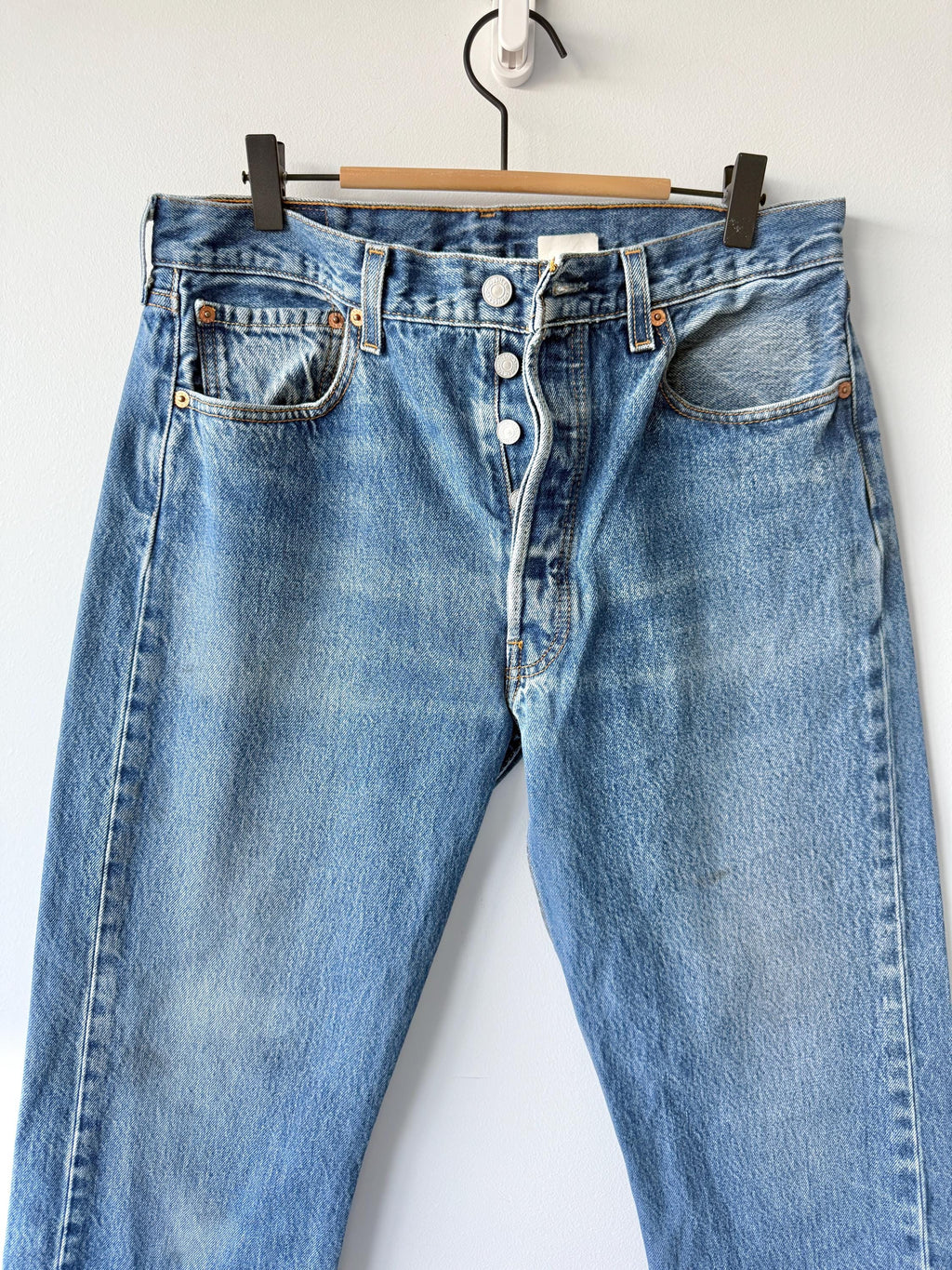 W31 L31 vintage Levis 501 30-31” measured dark Blue faded wallet mark made in y2k