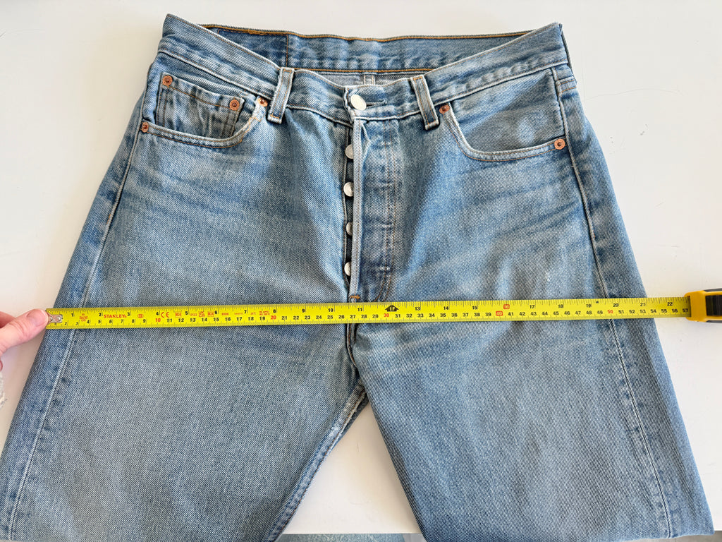 W29 L33 vintage Levis 501 29” measured medium faded whiskers blue Y2K Levi’s 501s
