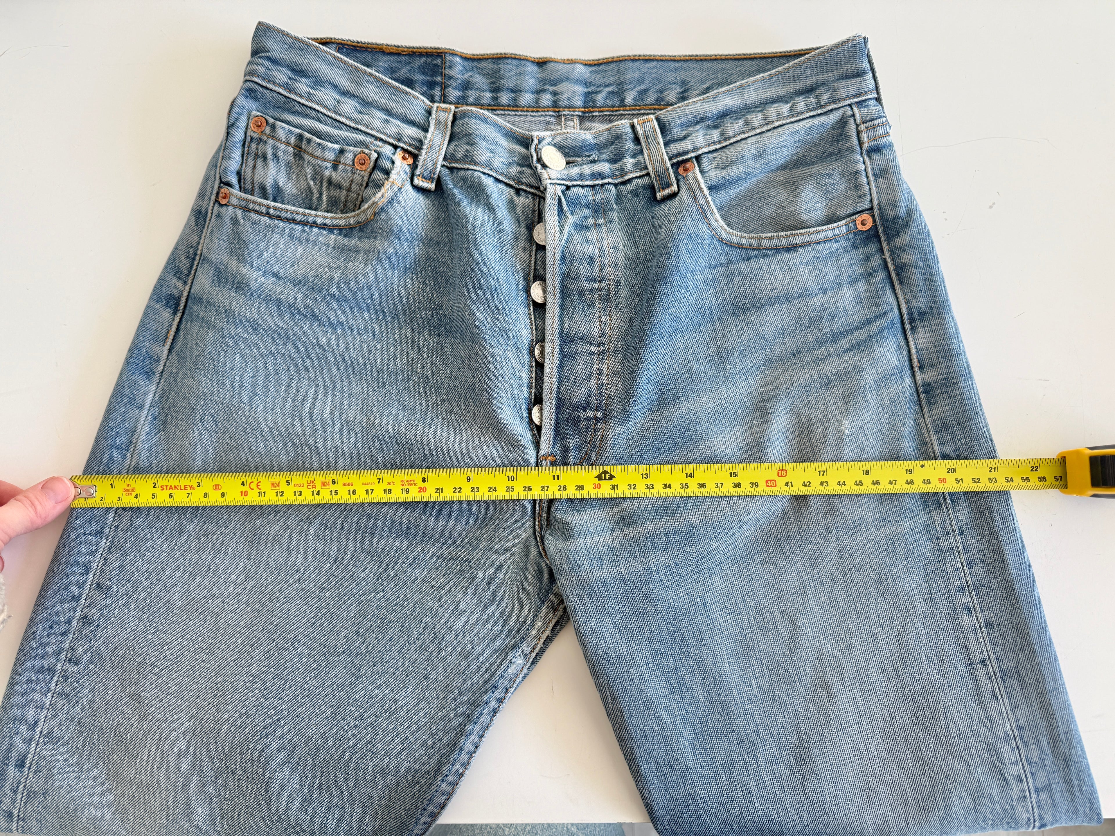 W29 L33 vintage Levis 501 29” measured medium faded whiskers blue Y2K Levi’s 501s