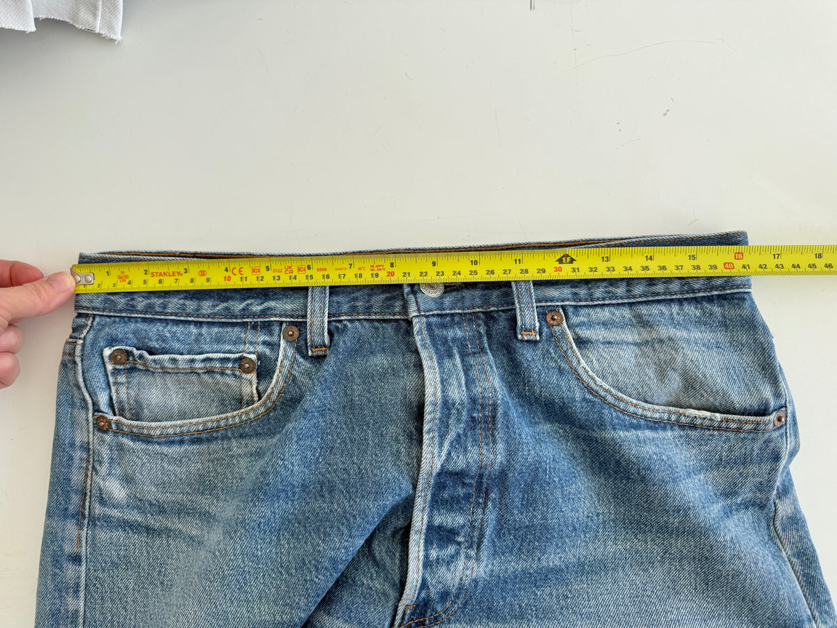 W32 L31 vintage Levis 501 dark blue faded  31/32” measured waist 501s USA