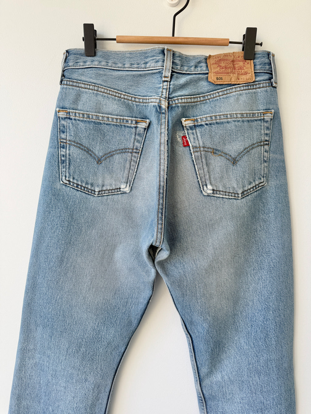 W29 L33 vintage Levis 501 29” measured medium faded whiskers blue Y2K Levi’s 501s