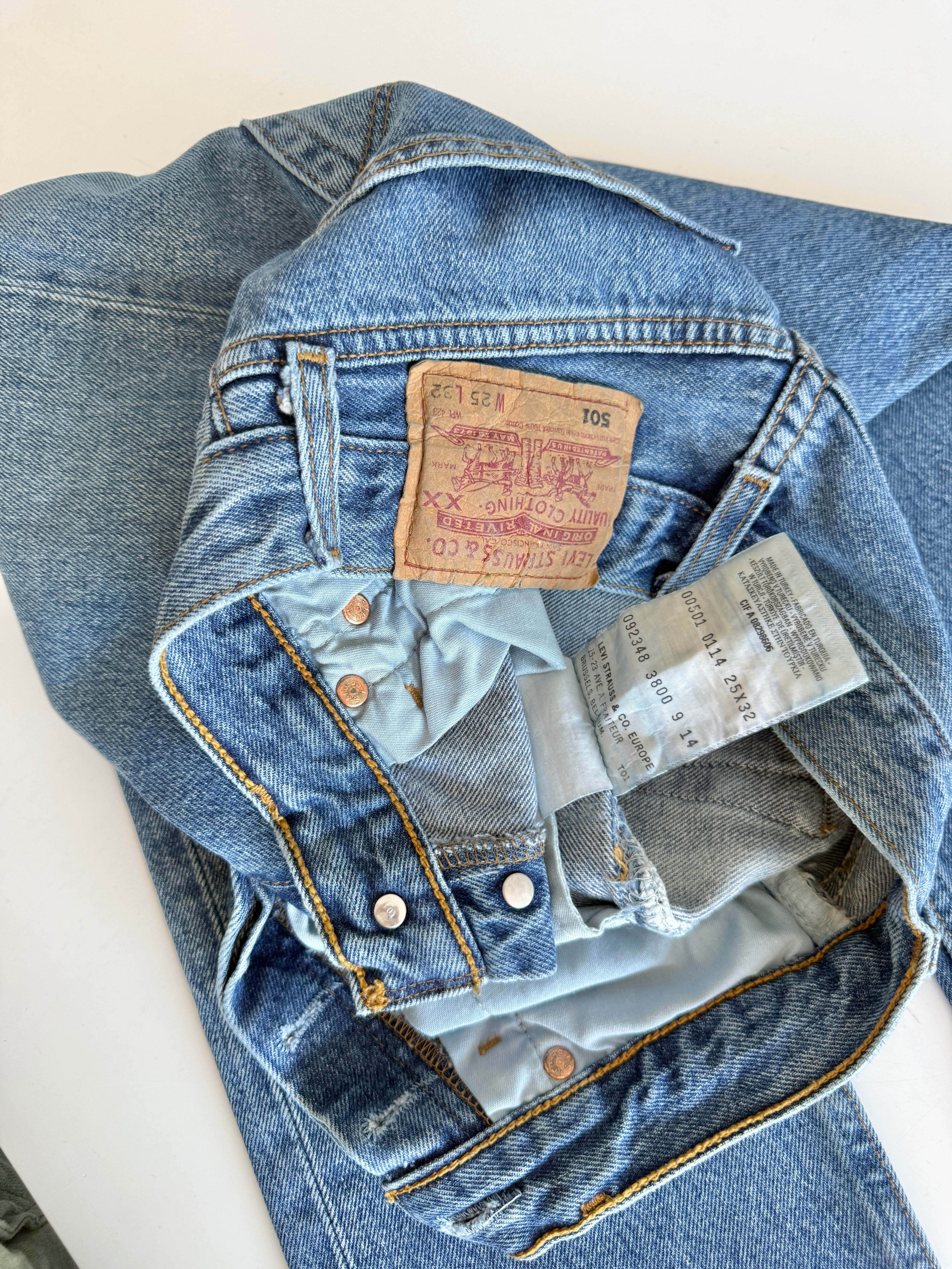 W23 L31 vintage Levis 501 23” measured waist medium darker blue 501s Y2K
