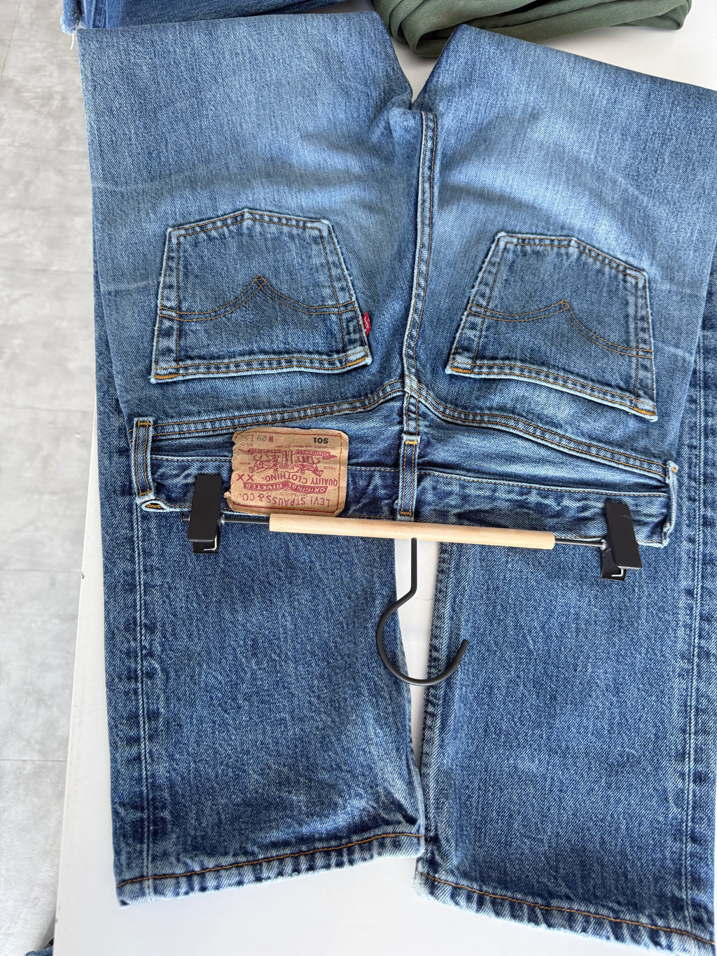 W27 L33 vintage Levis 501 27” measured medium blue denim 90s 501s