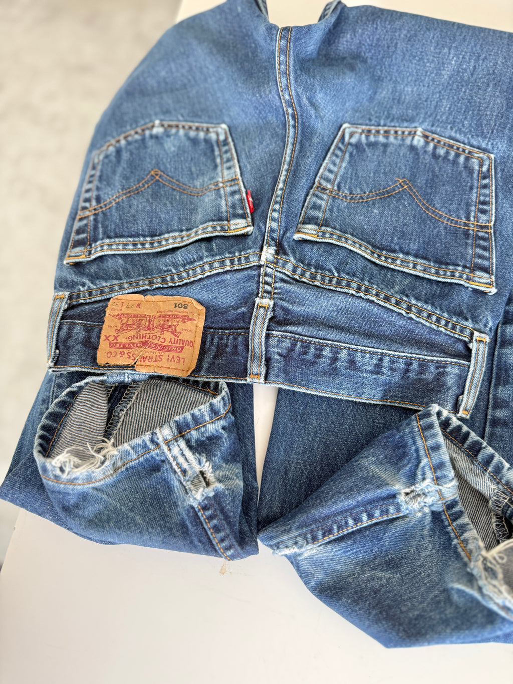 Soft W24 L30 vintage Levis 501s 23-24” measured dark indigo blue Y2K Levi’s 501s