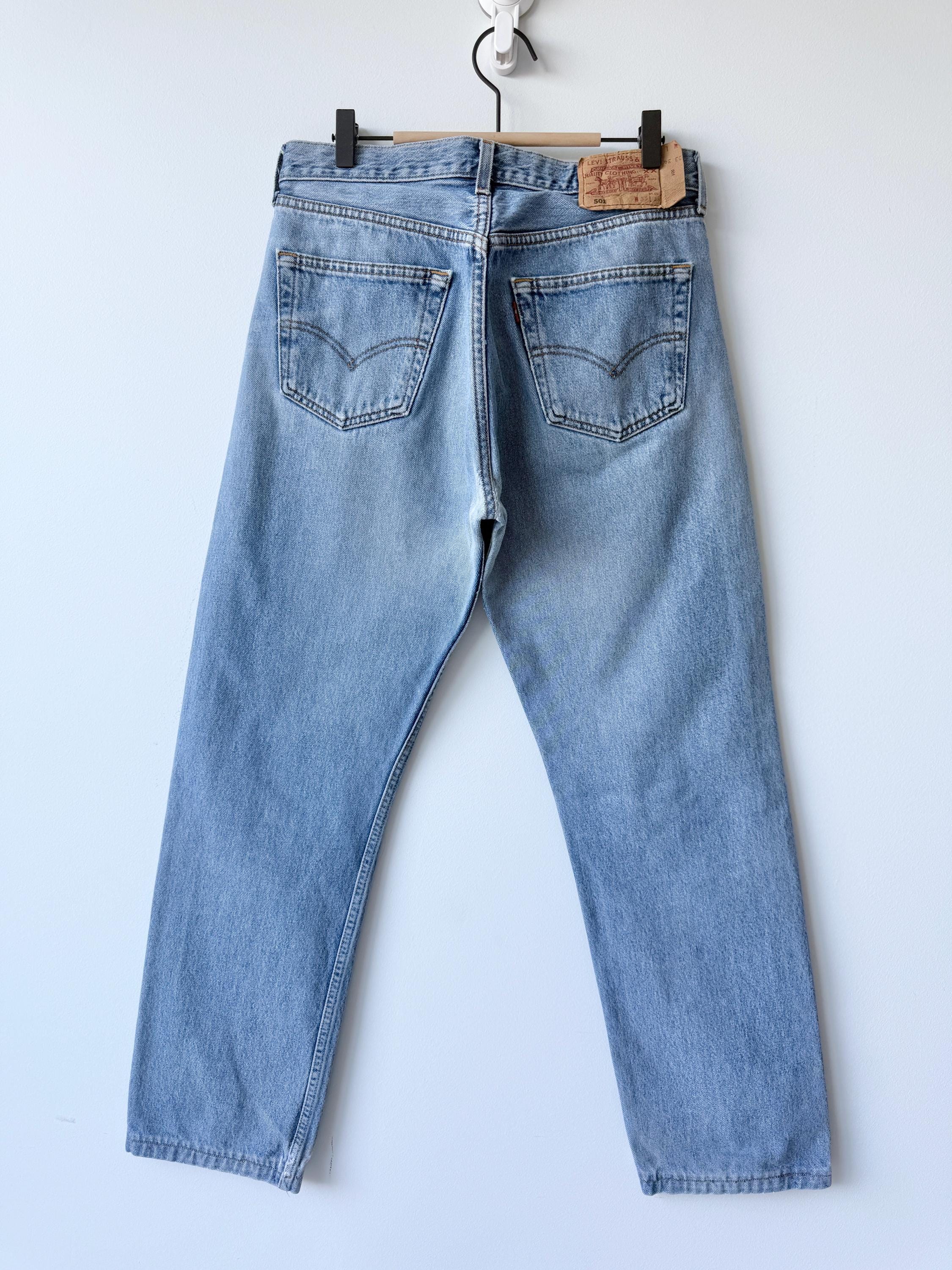 W31 L30 Levis 501 vintage 30-31” waist medium blue 501s made in y2k