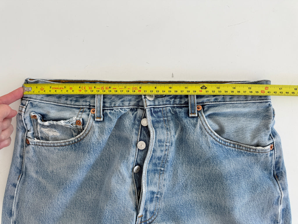 W32 L31 vintage Levis 501s 31/32” measured light medium blue faded 90s 501s