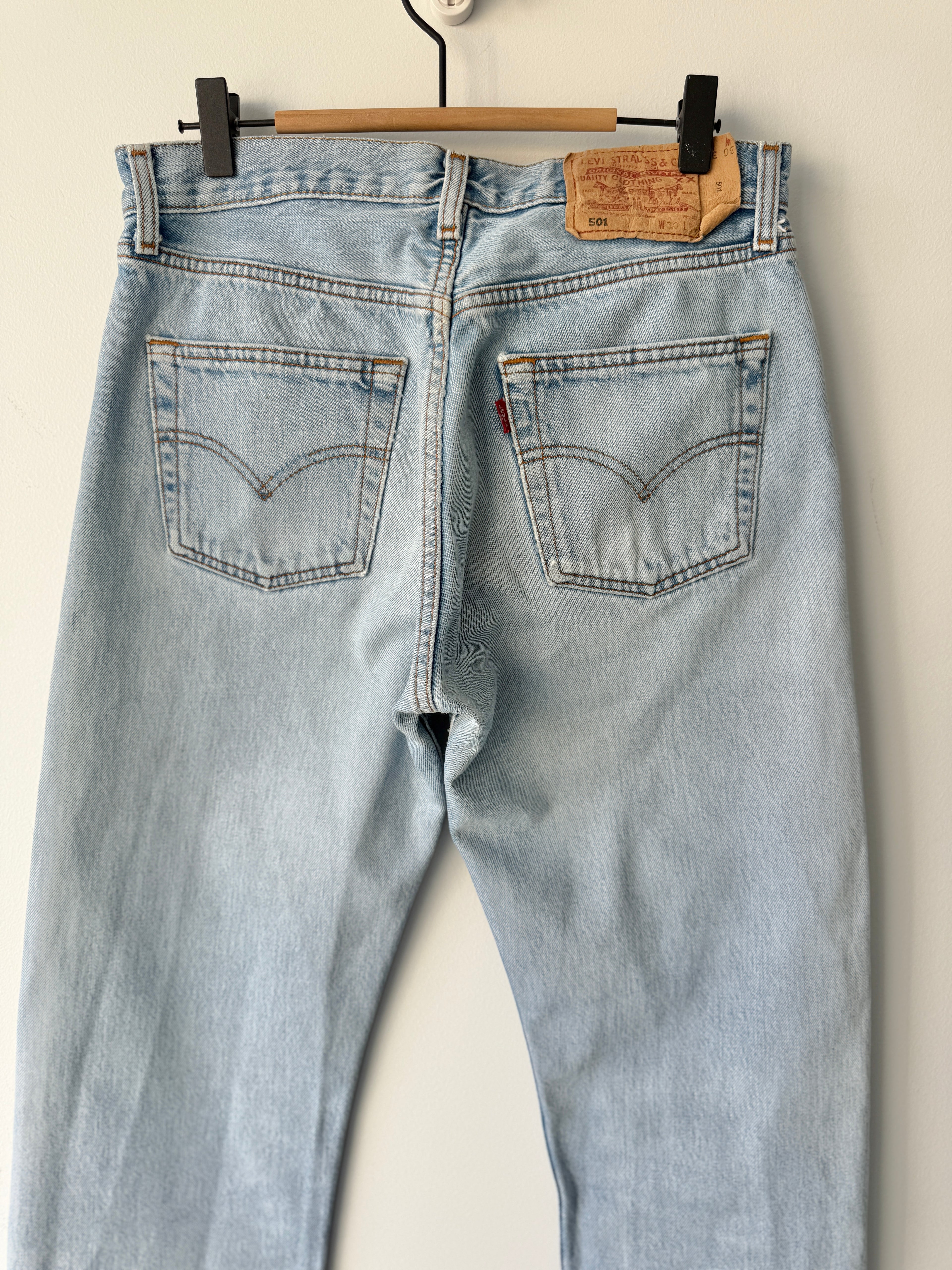 W28 L33 vintage Levis 501 27-28” measured light faded blue made in 90s